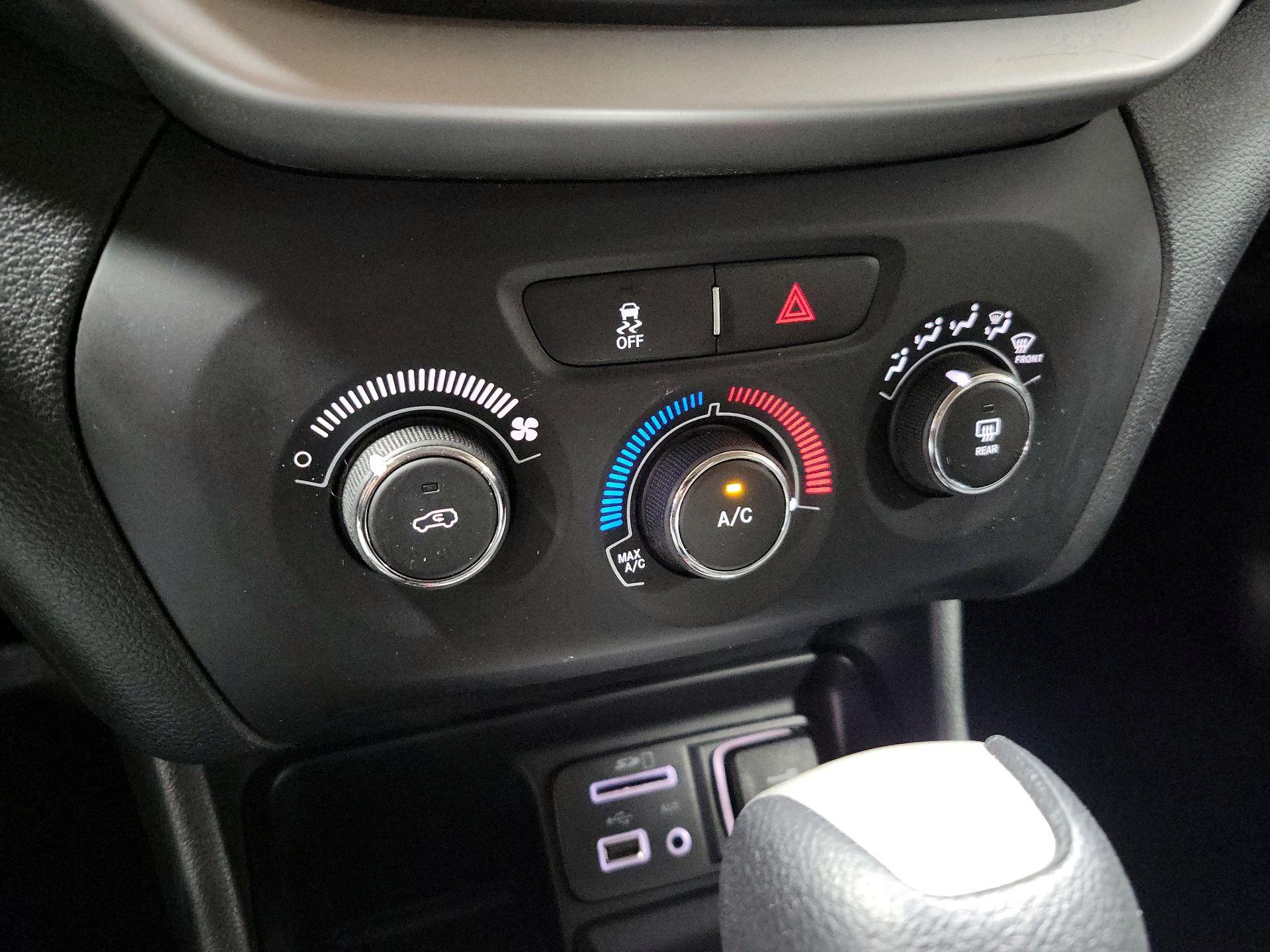 Thumbnail: 2015 Jeep Cherokee - 16