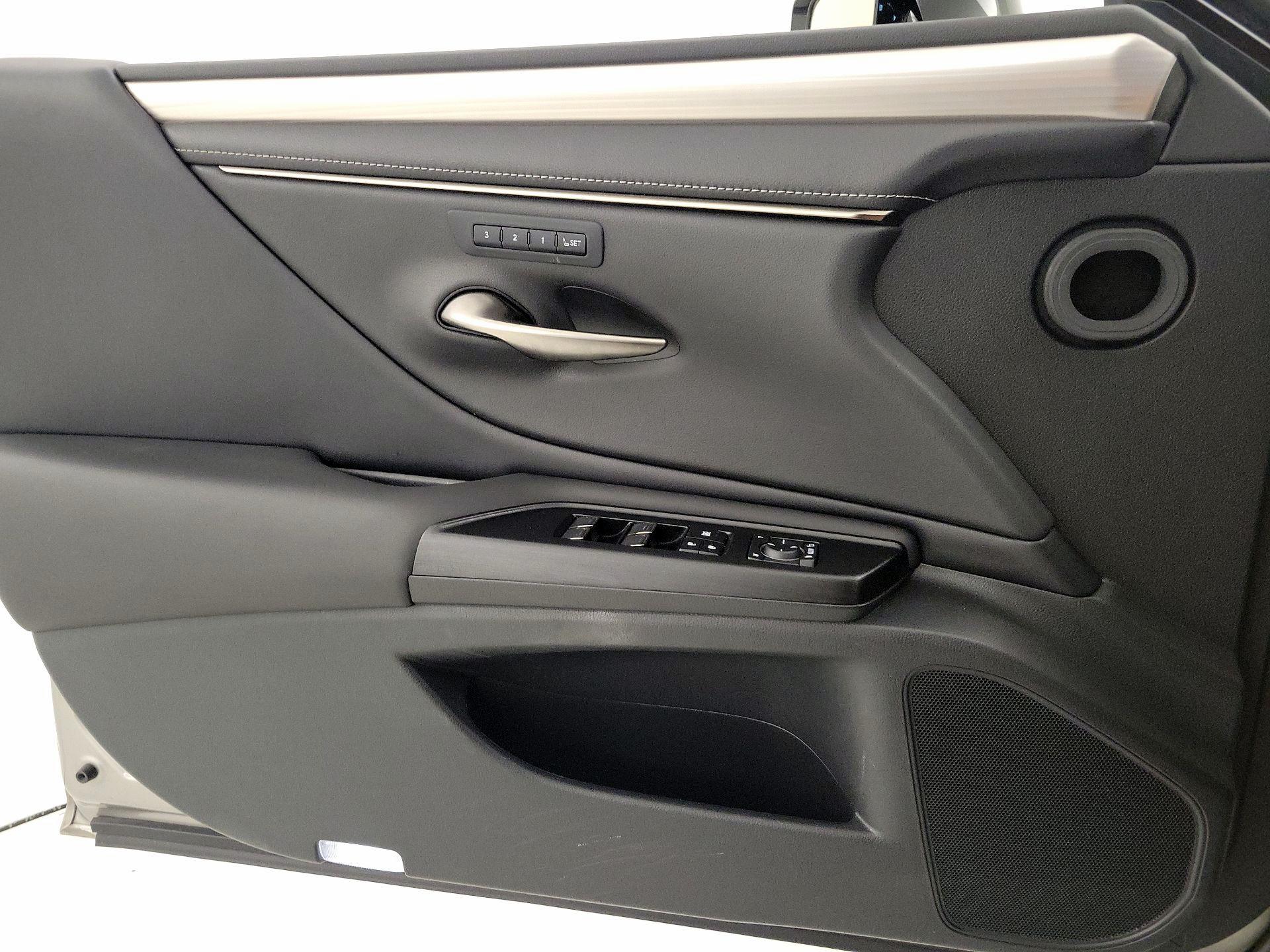 Thumbnail: 2021 Lexus ES - 12