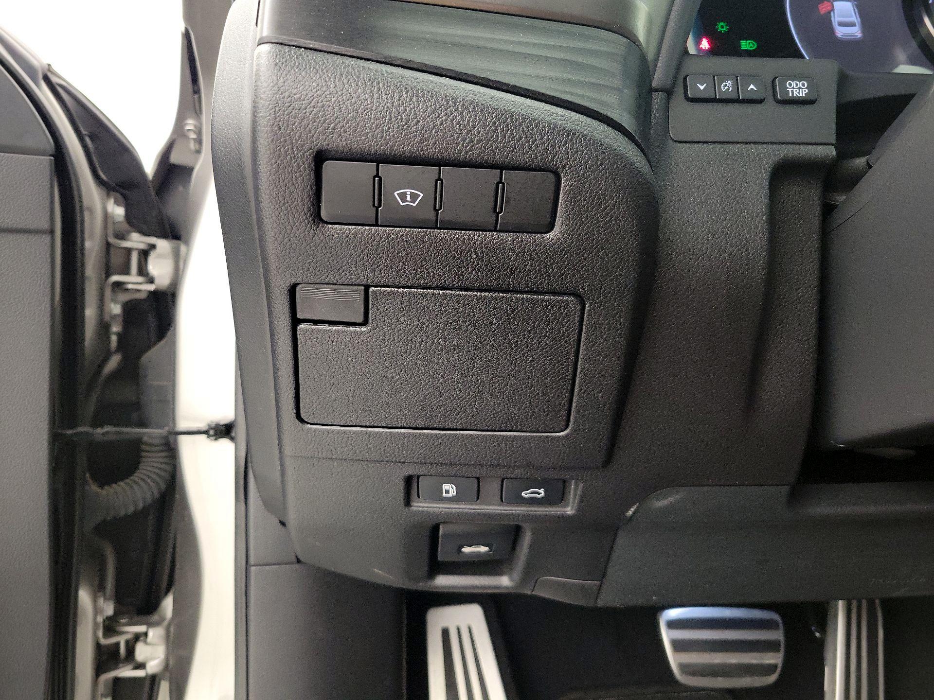 Thumbnail: 2021 Lexus ES - 13