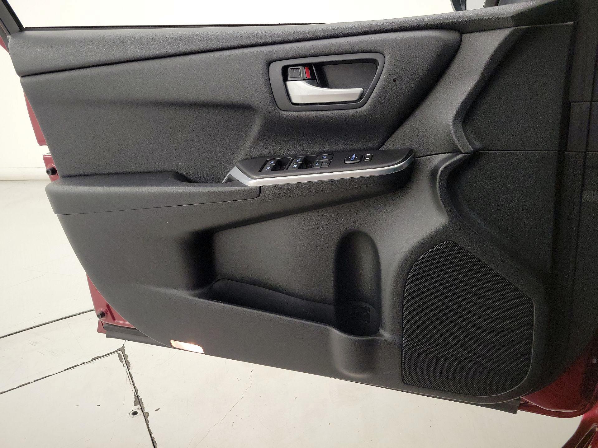 Thumbnail: 2016 Toyota Camry - 12