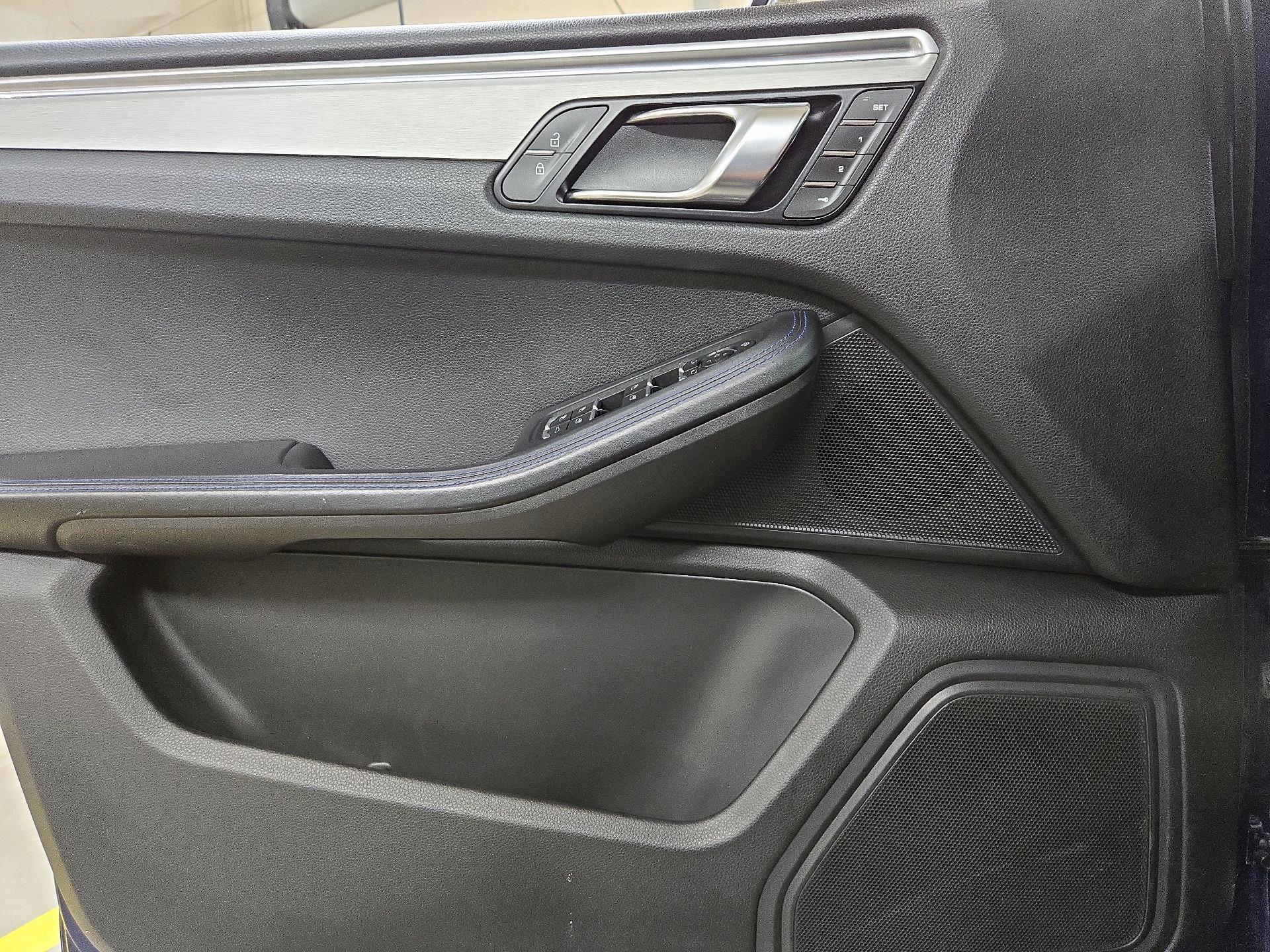 Thumbnail: 2023 Porsche Macan - 12