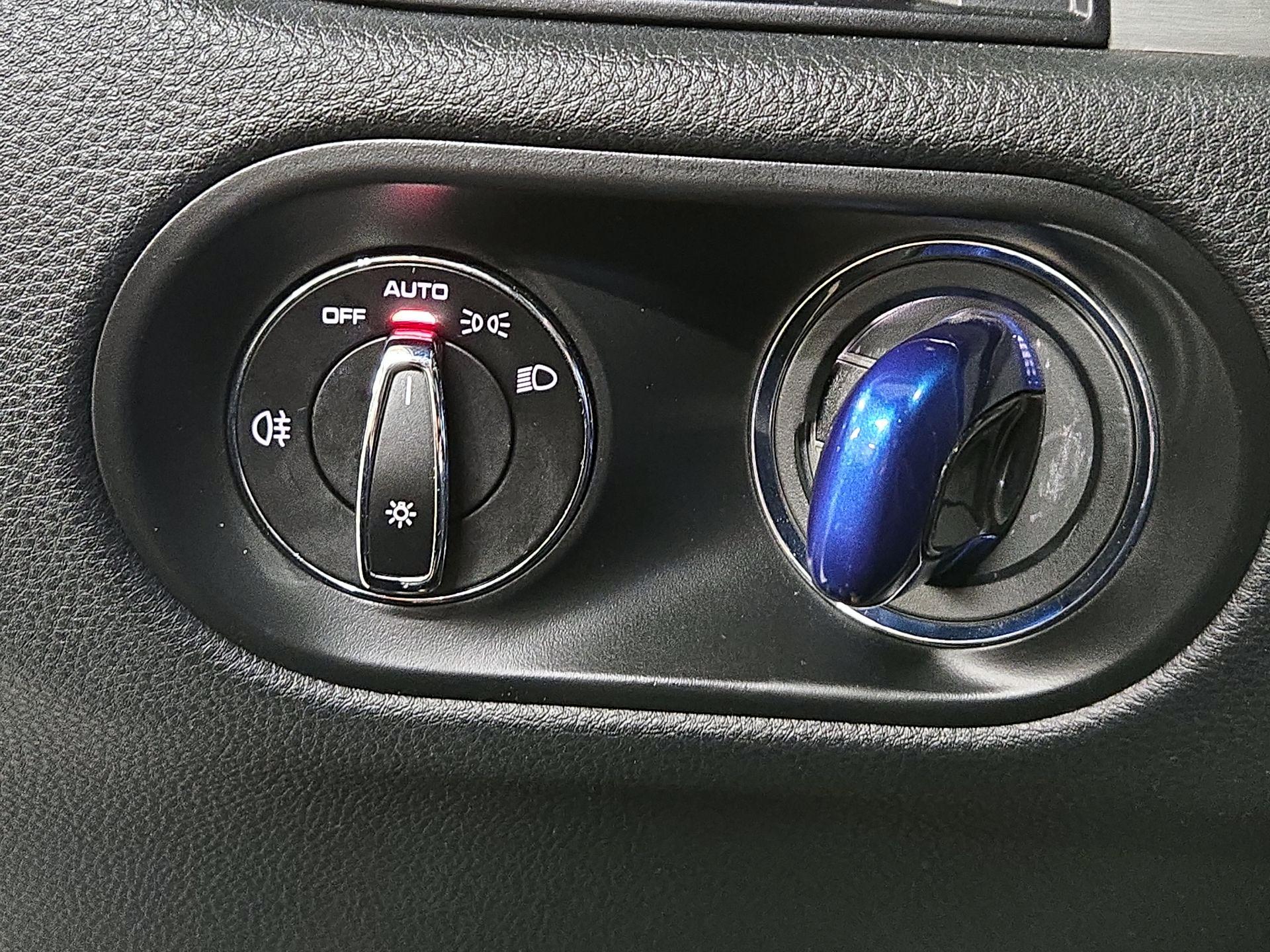 Thumbnail: 2023 Porsche Macan - 13