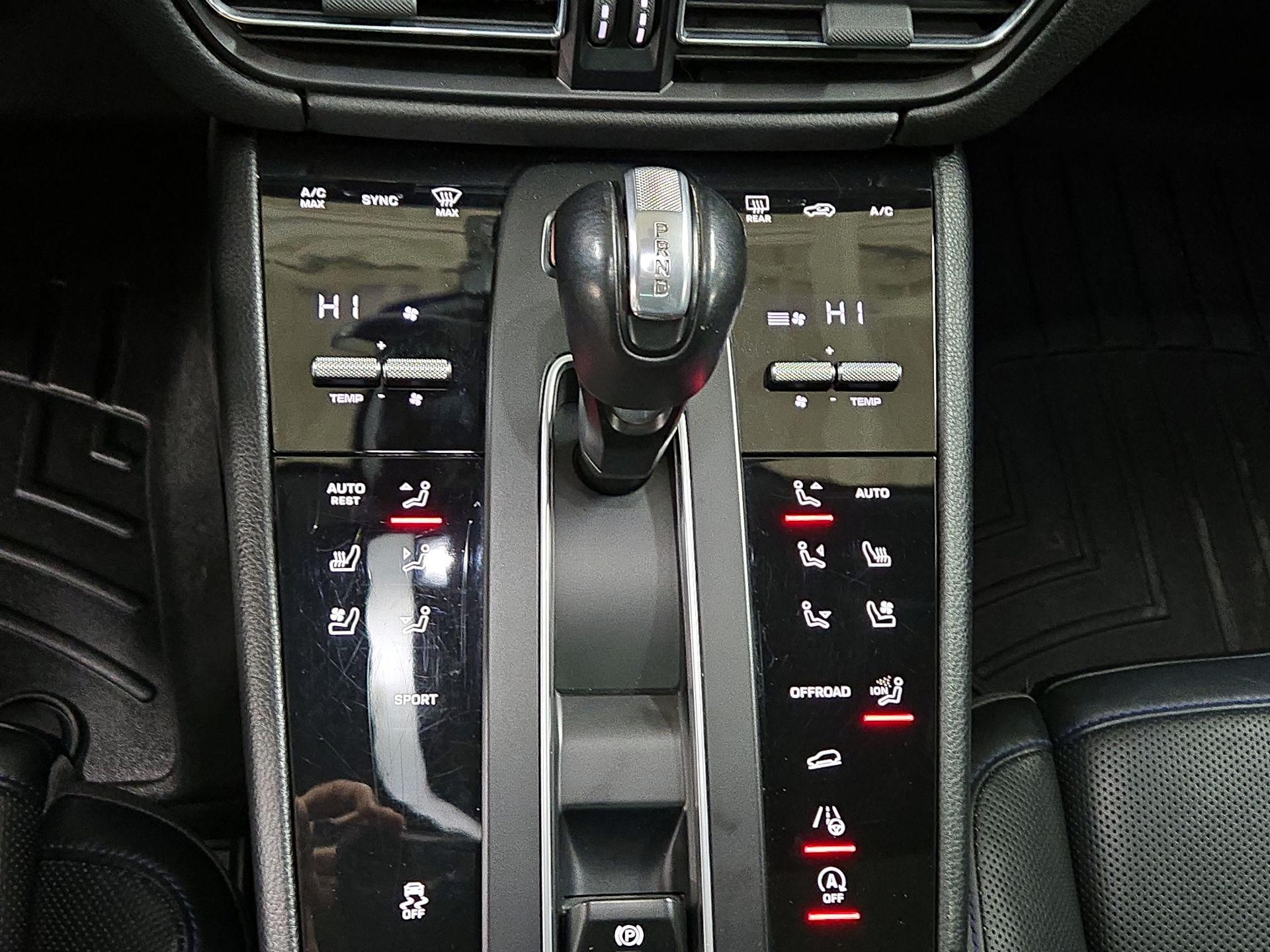 Thumbnail: 2023 Porsche Macan - 17