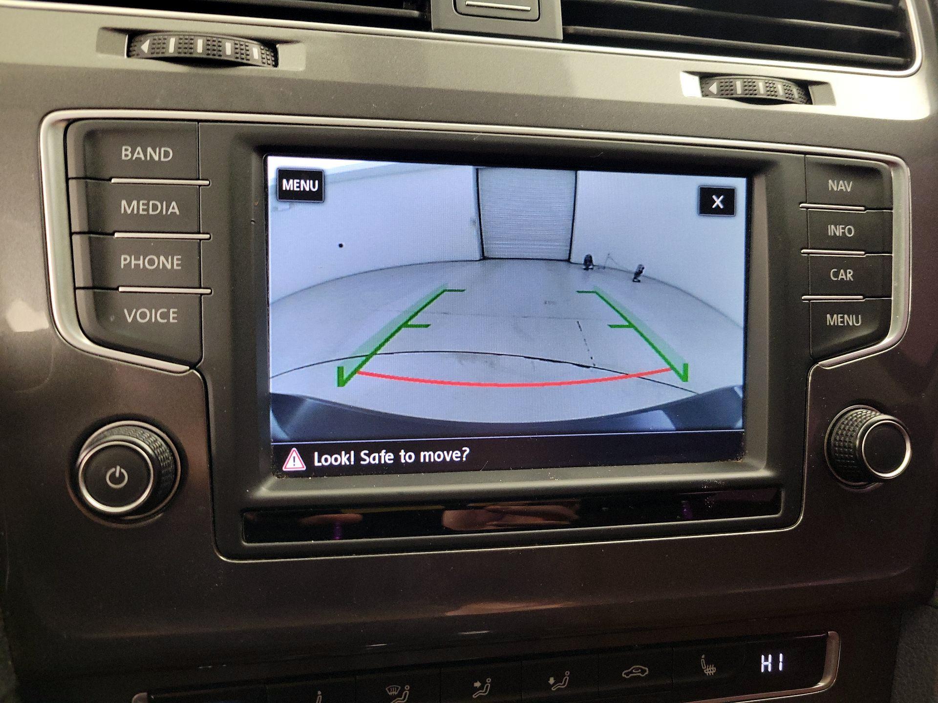 Thumbnail: 2017 Volkswagen Golf - 14