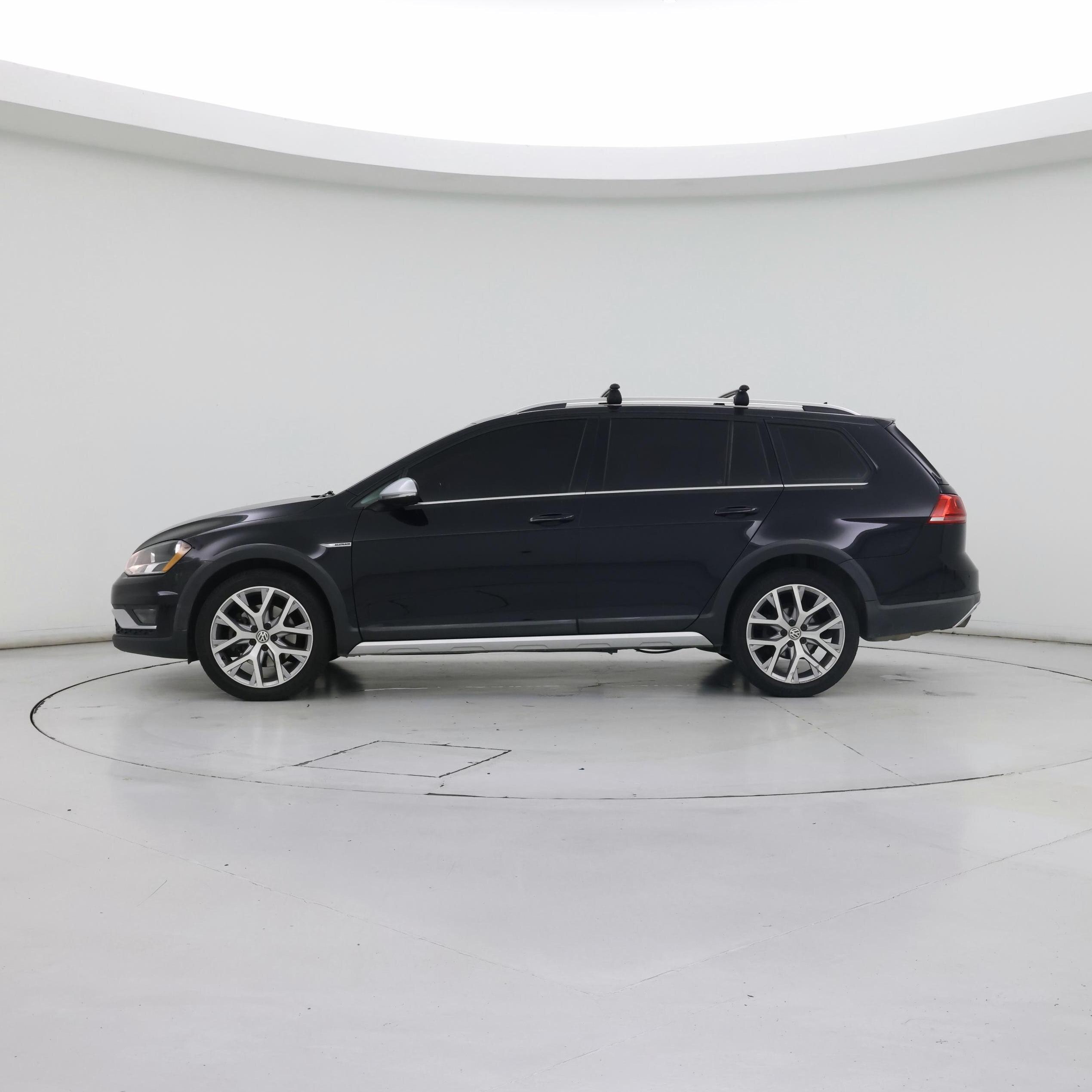 Thumbnail: 2017 Volkswagen Golf - 3