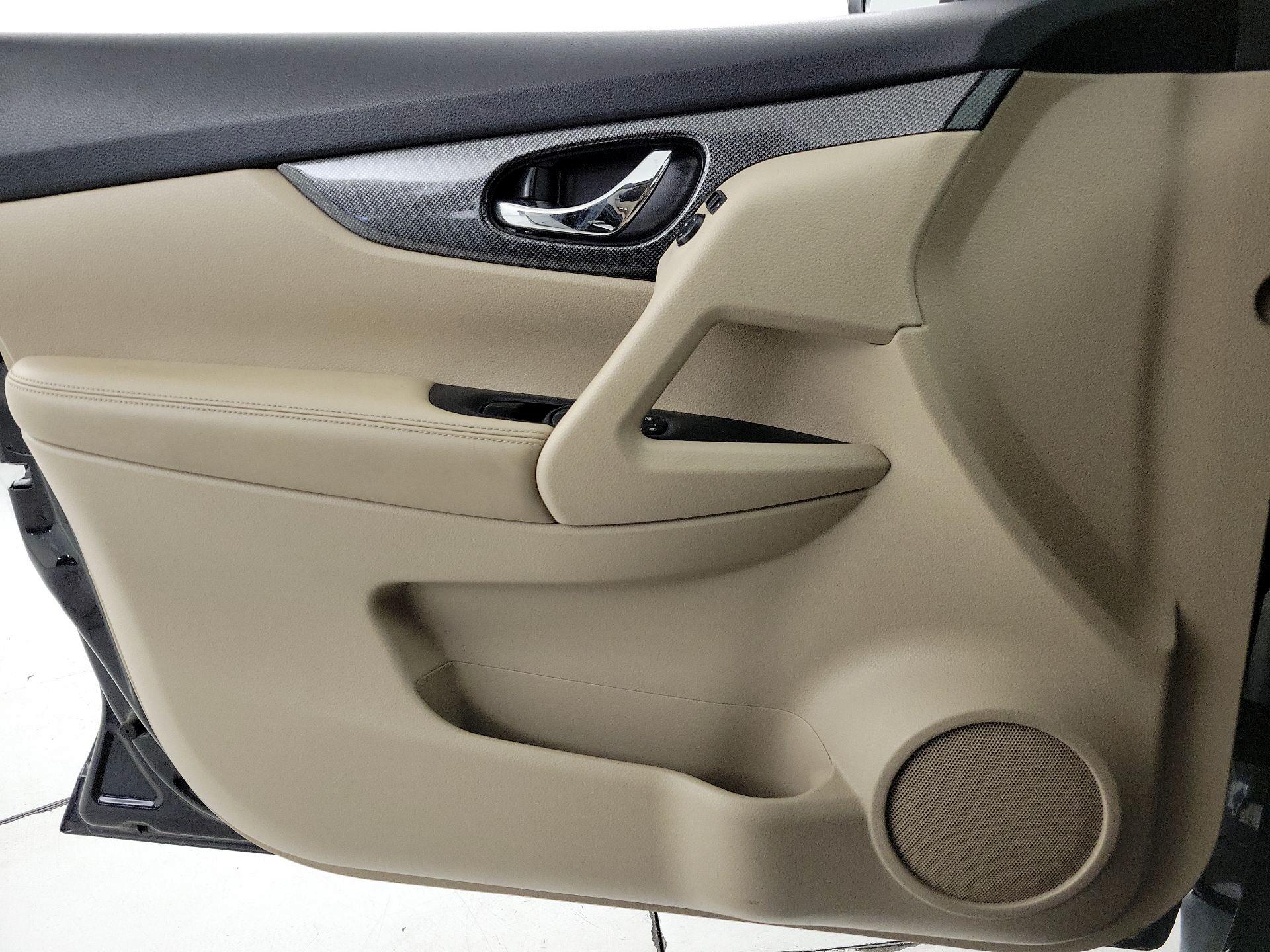 Thumbnail: 2016 Nissan Rogue - 12