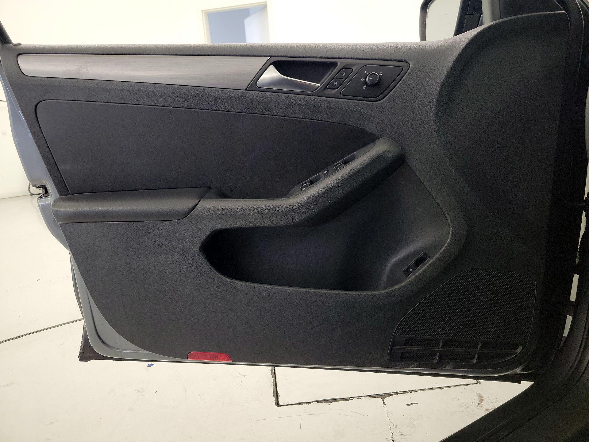 Thumbnail: 2016 Volkswagen Jetta - 12