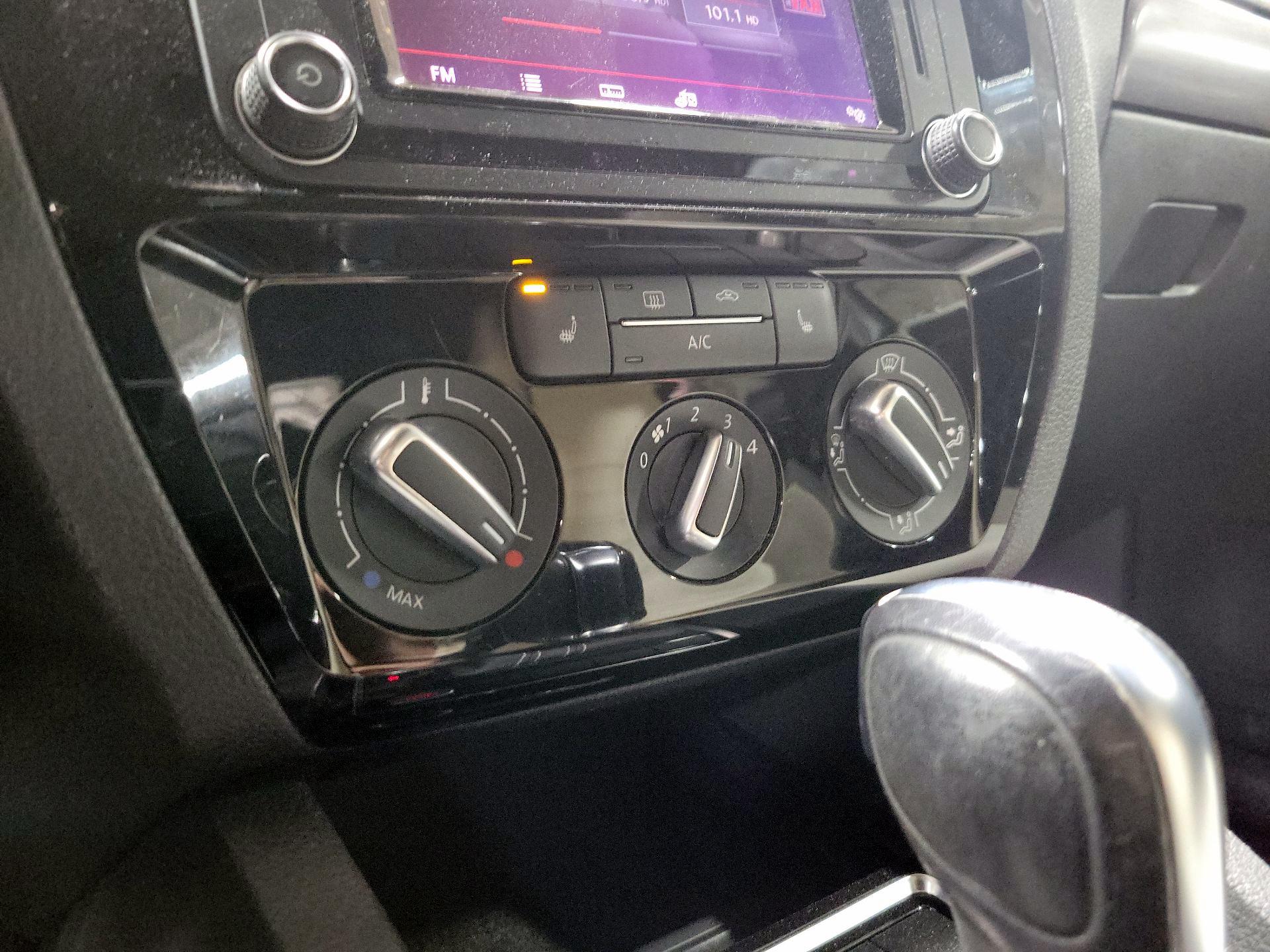 Thumbnail: 2016 Volkswagen Jetta - 16