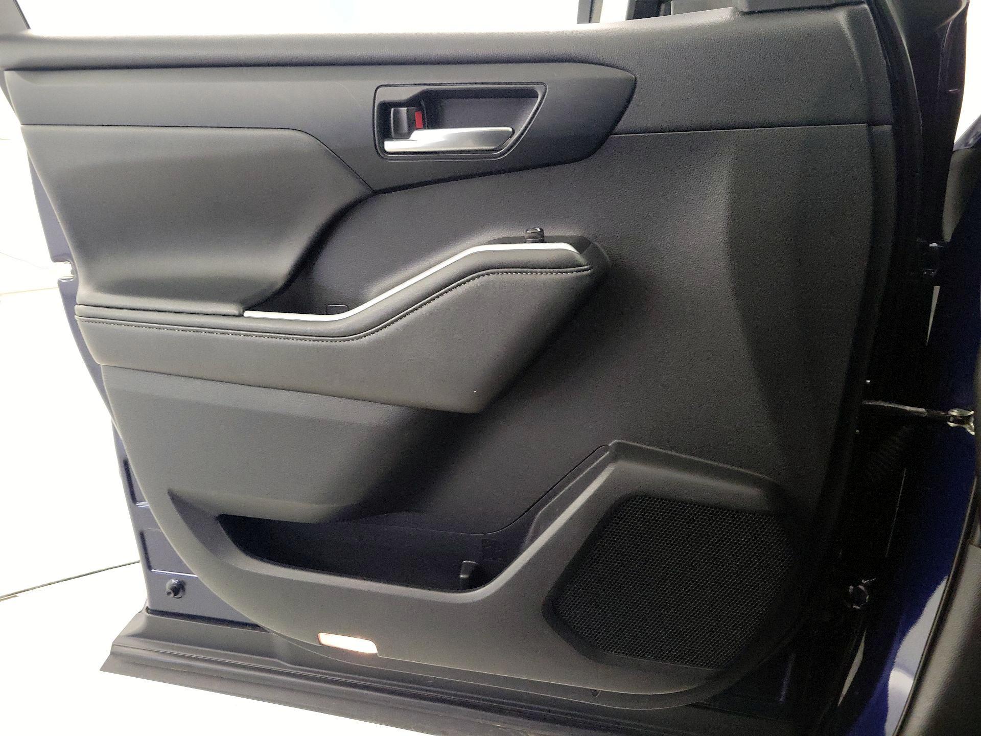 Thumbnail: 2021 Toyota Highlander - 12