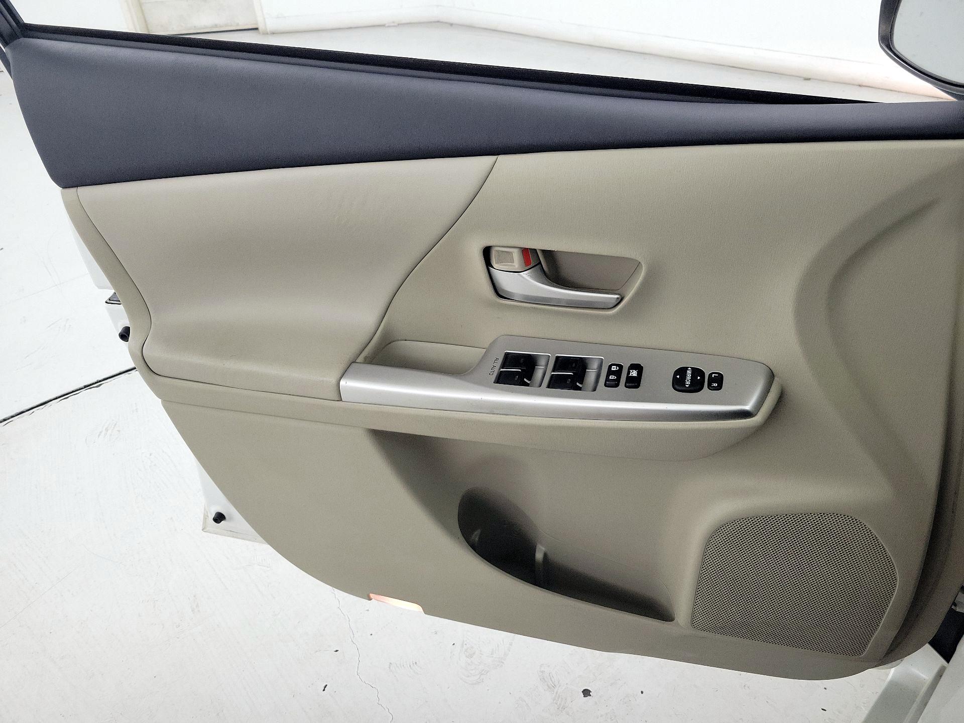 Thumbnail: 2014 Toyota Prius v - 12