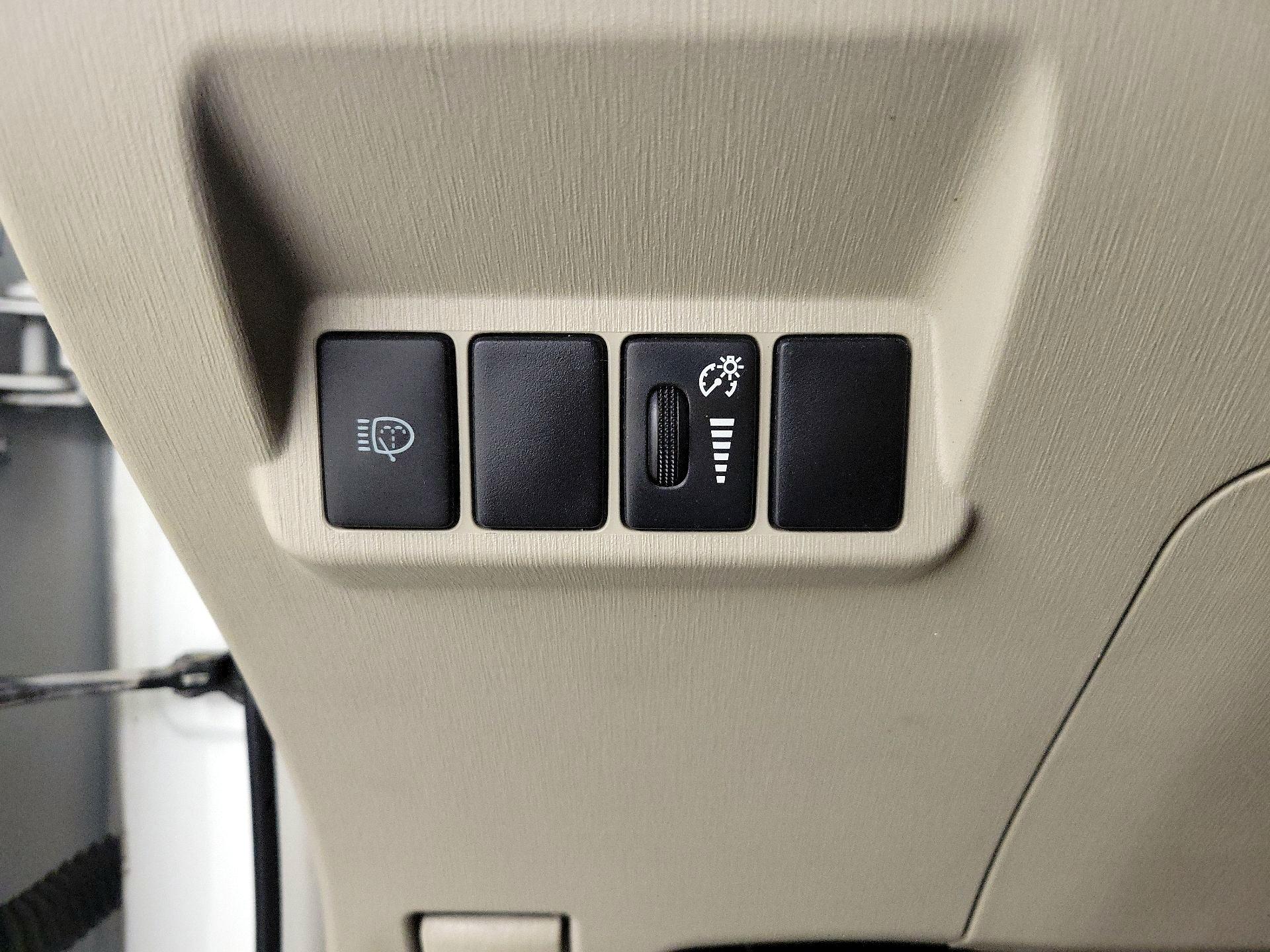 Thumbnail: 2014 Toyota Prius v - 13