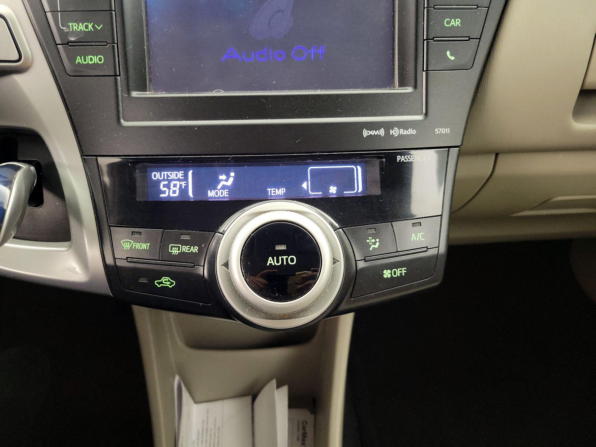 Thumbnail: 2014 Toyota Prius v - 16