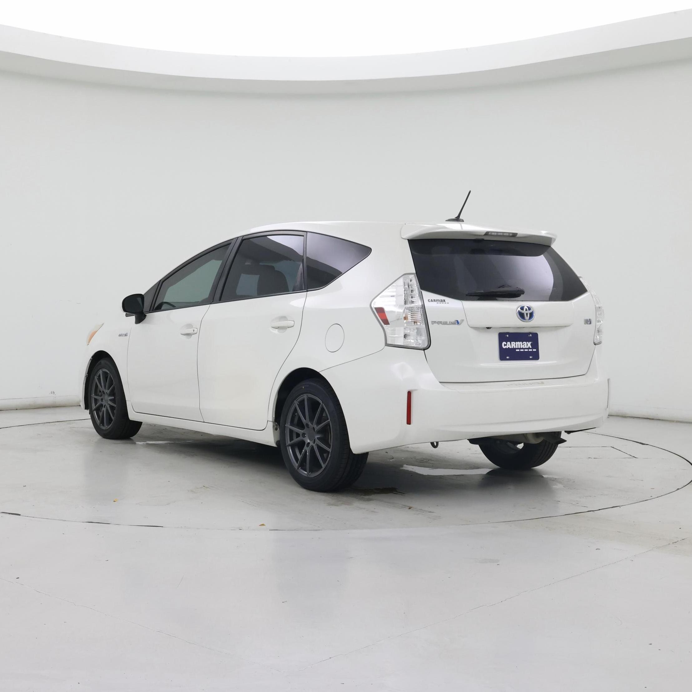Thumbnail: 2014 Toyota Prius v - 2