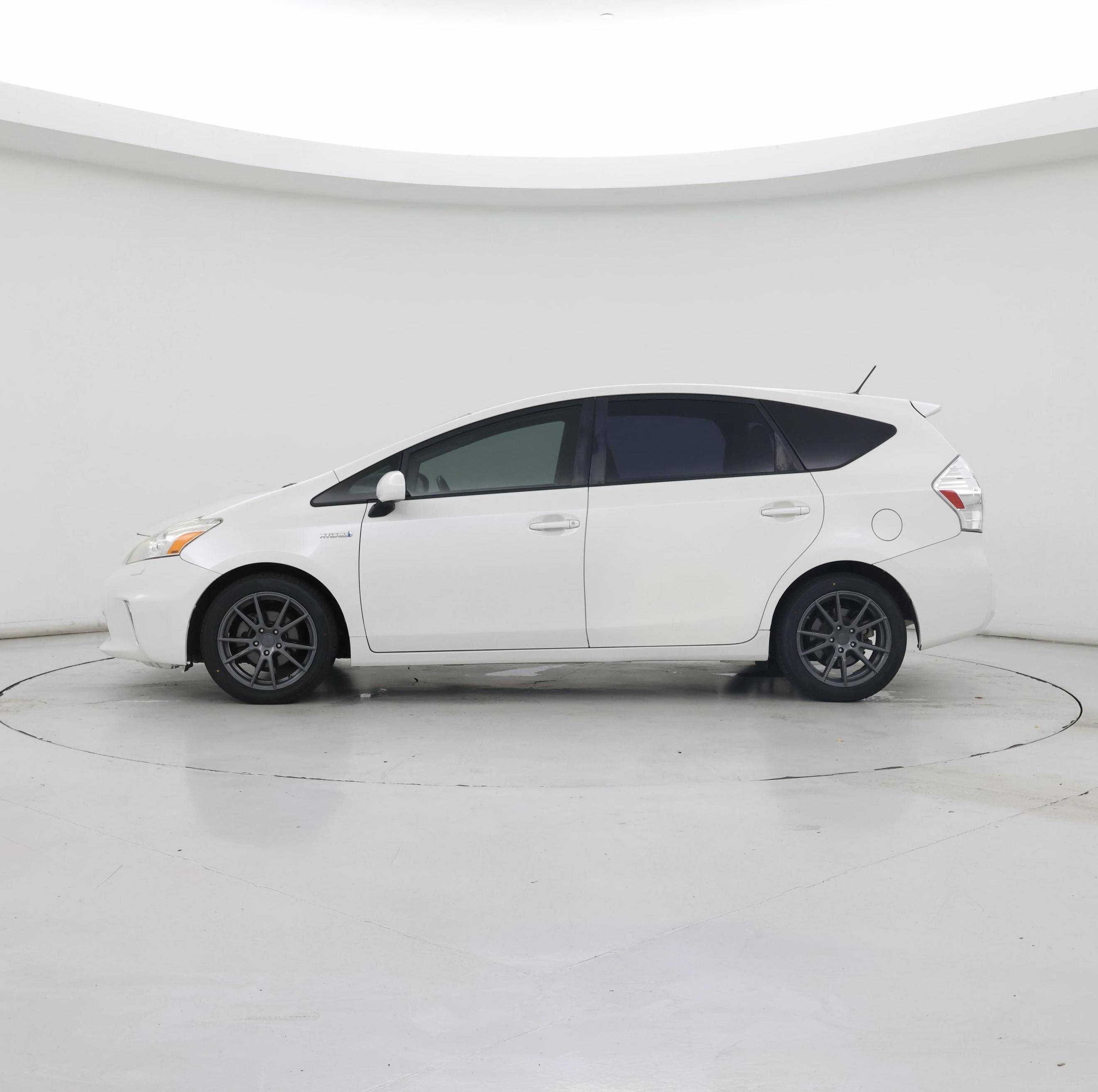 Thumbnail: 2014 Toyota Prius v - 3