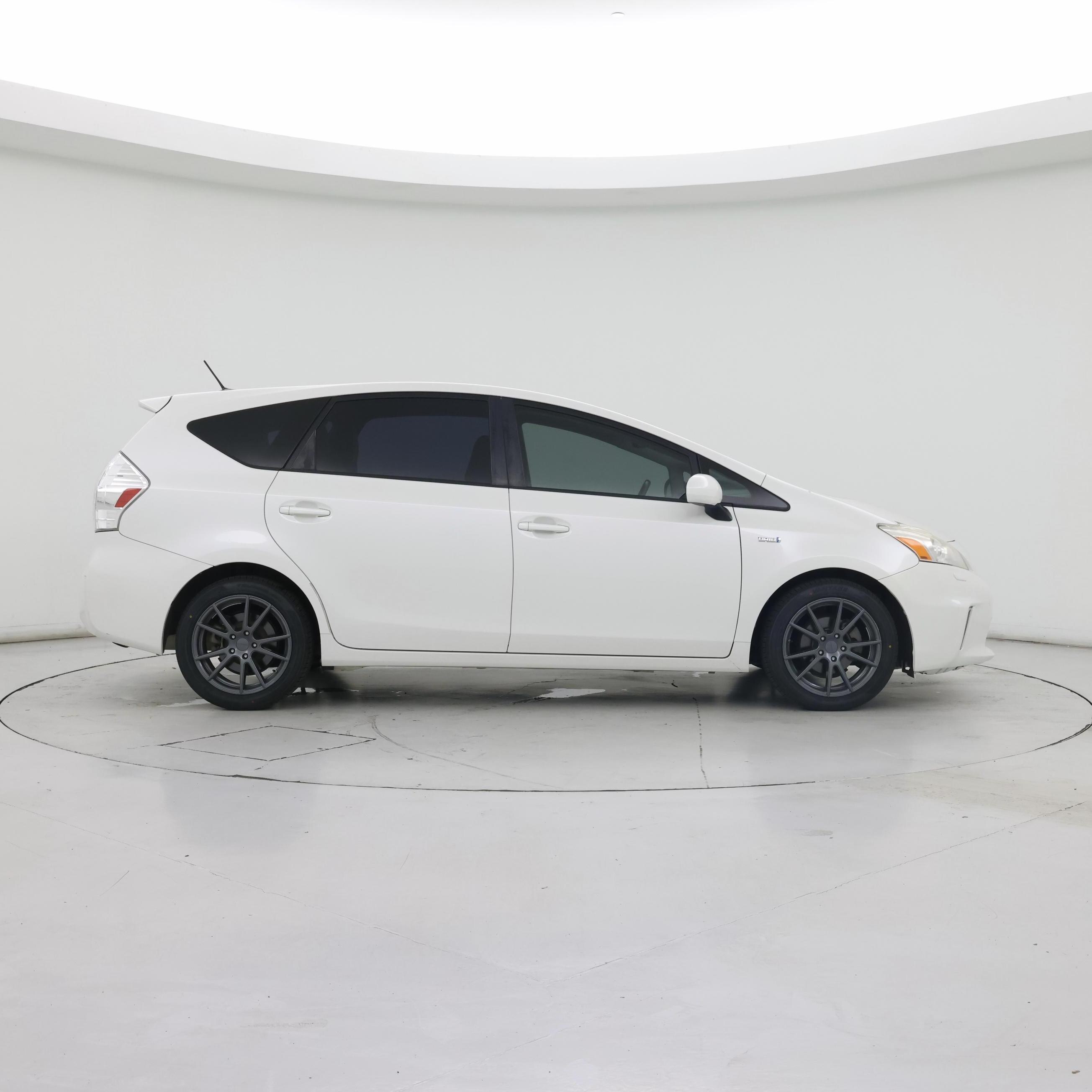 Thumbnail: 2014 Toyota Prius v - 7