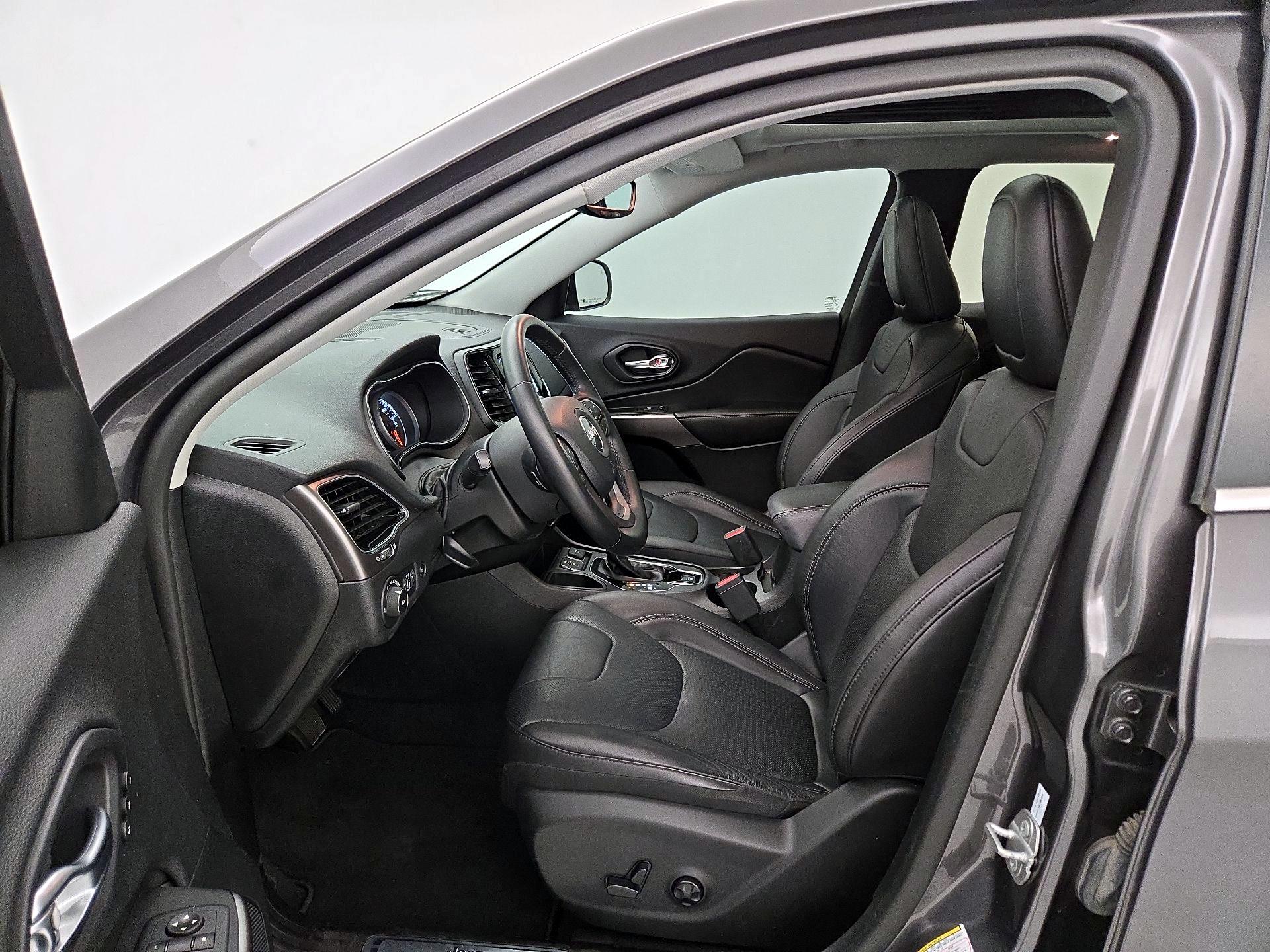 Thumbnail: 2020 Jeep Cherokee - 11