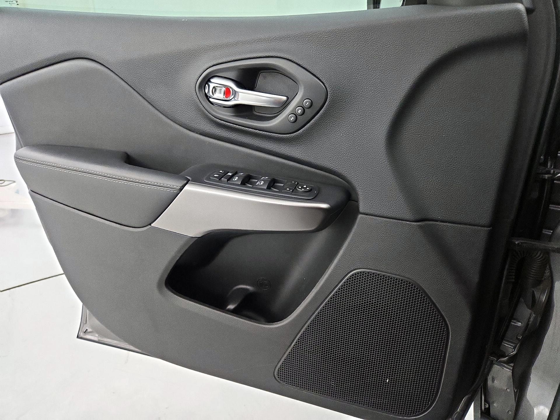 Thumbnail: 2020 Jeep Cherokee - 12