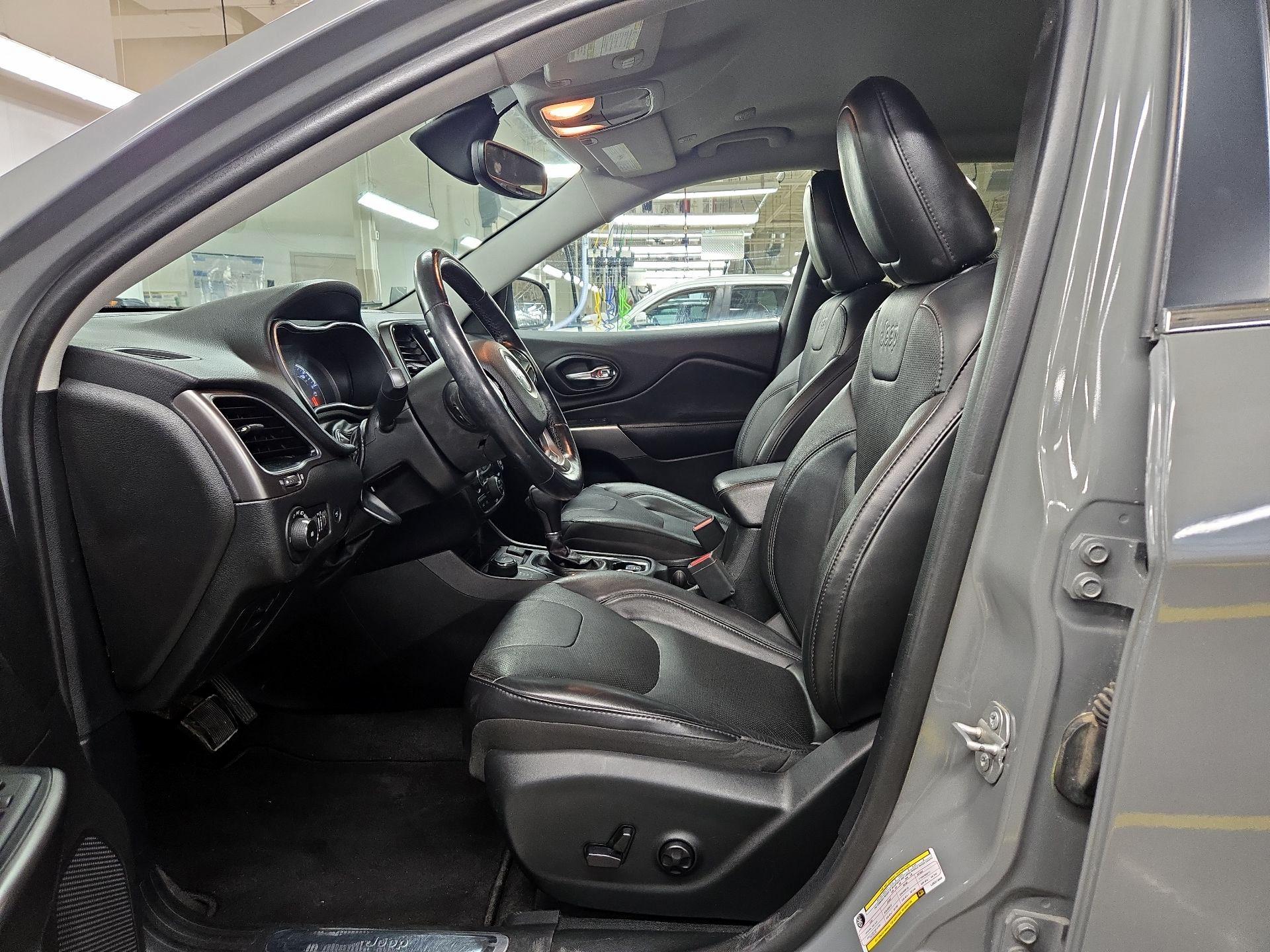 Thumbnail: 2020 Jeep Cherokee - 11