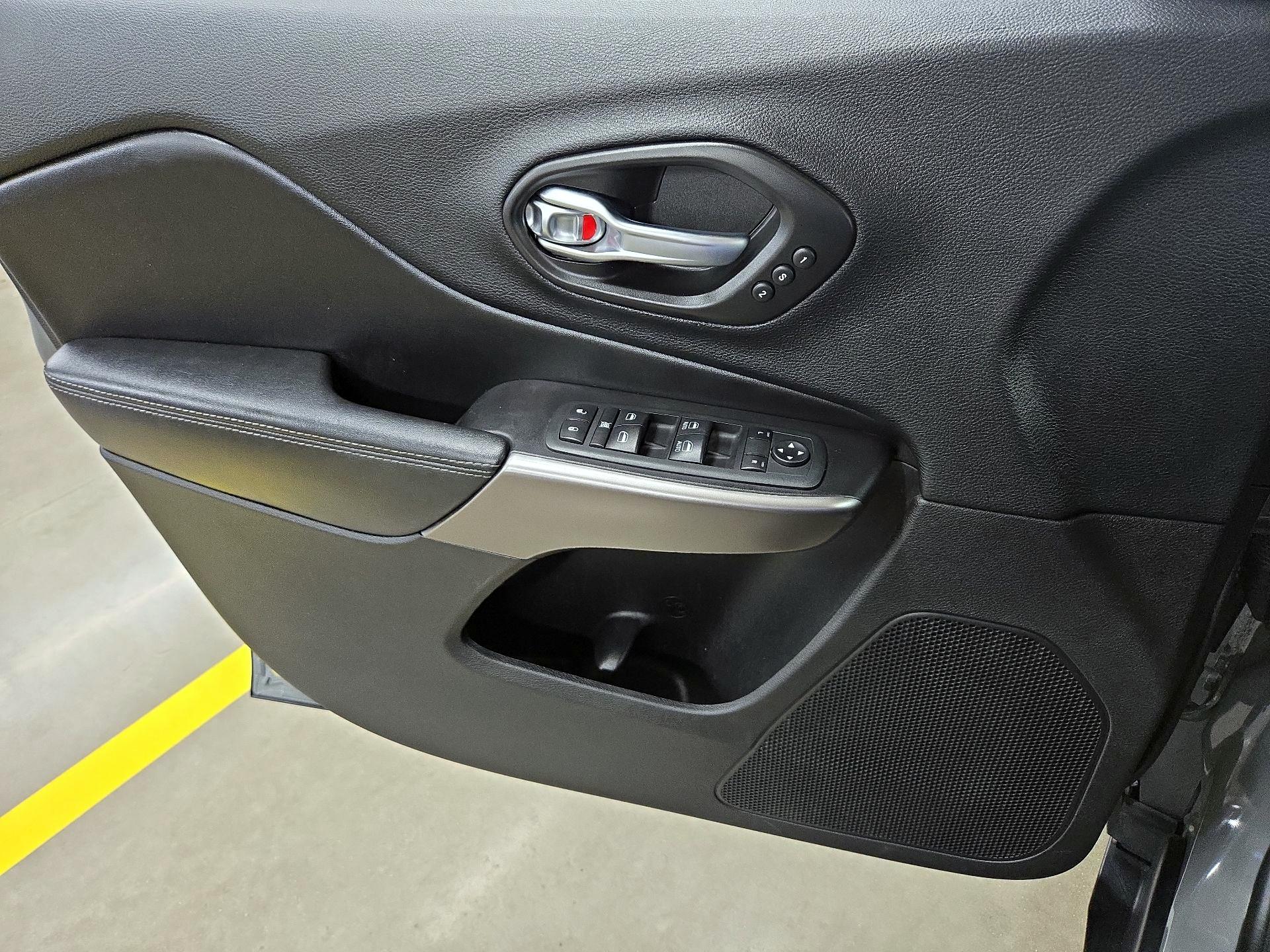 Thumbnail: 2020 Jeep Cherokee - 12