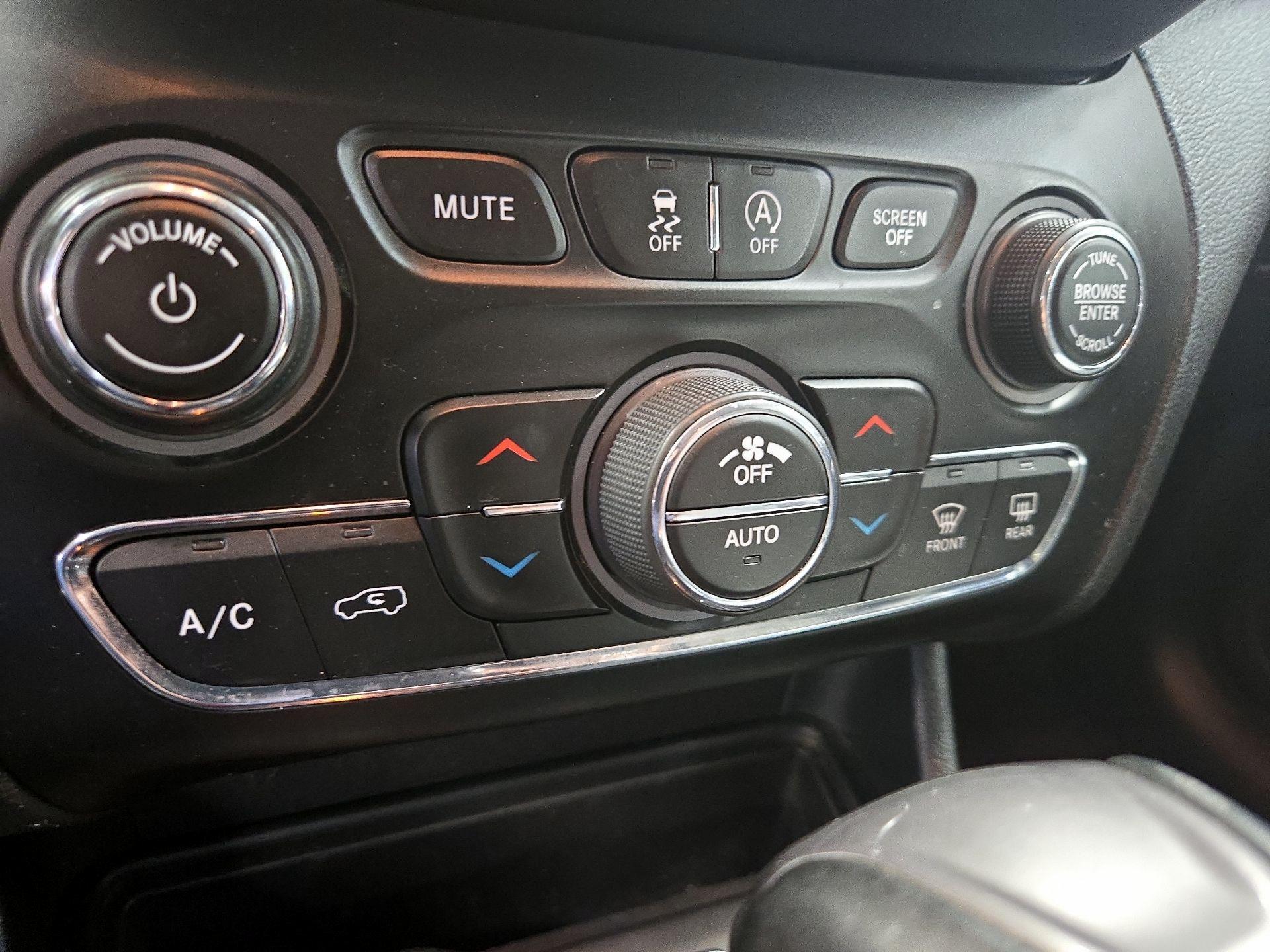 Thumbnail: 2020 Jeep Cherokee - 15