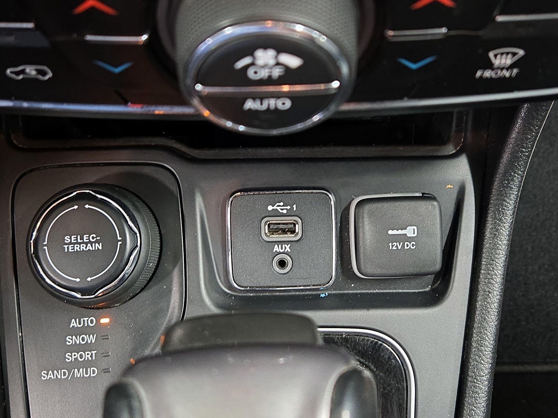 Thumbnail: 2020 Jeep Cherokee - 17