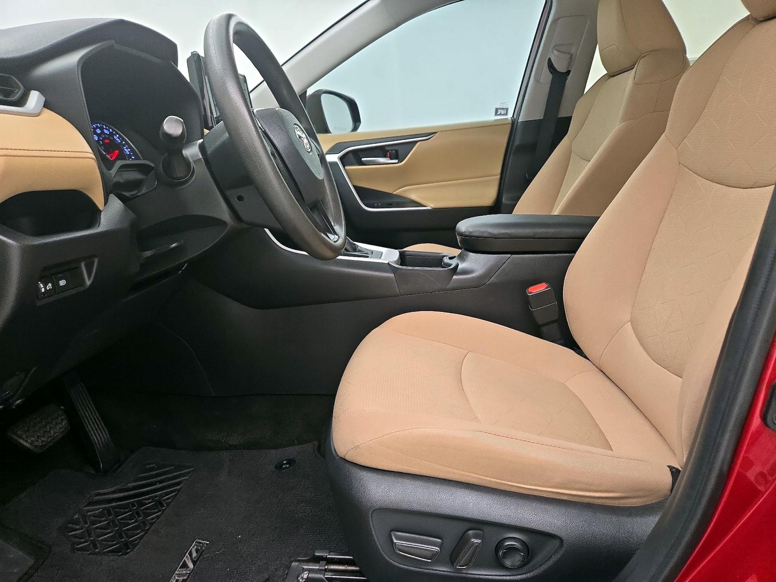 2021 Toyota RAV4 XLE - Photo 12