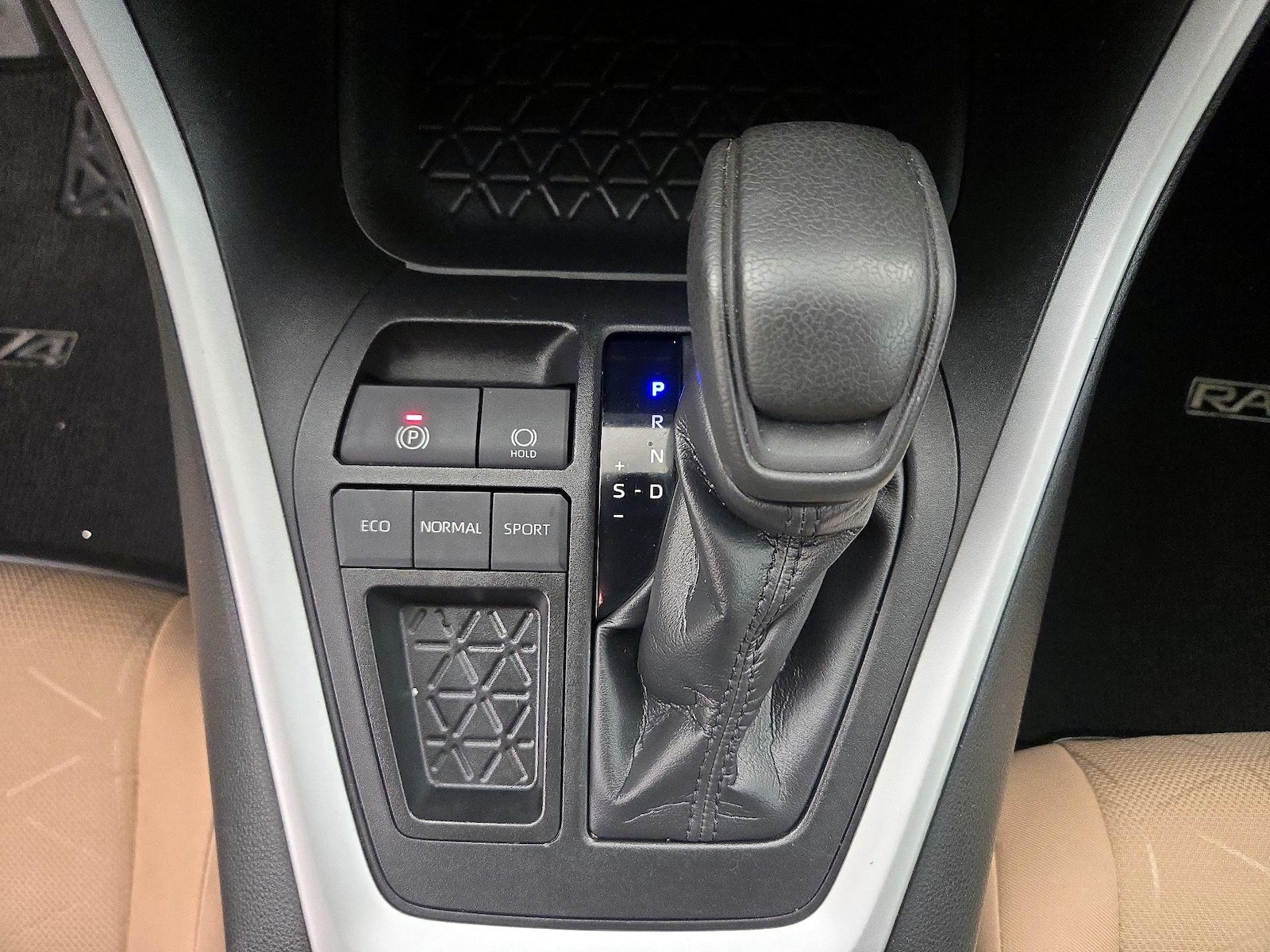 2021 Toyota RAV4 XLE - Photo 18