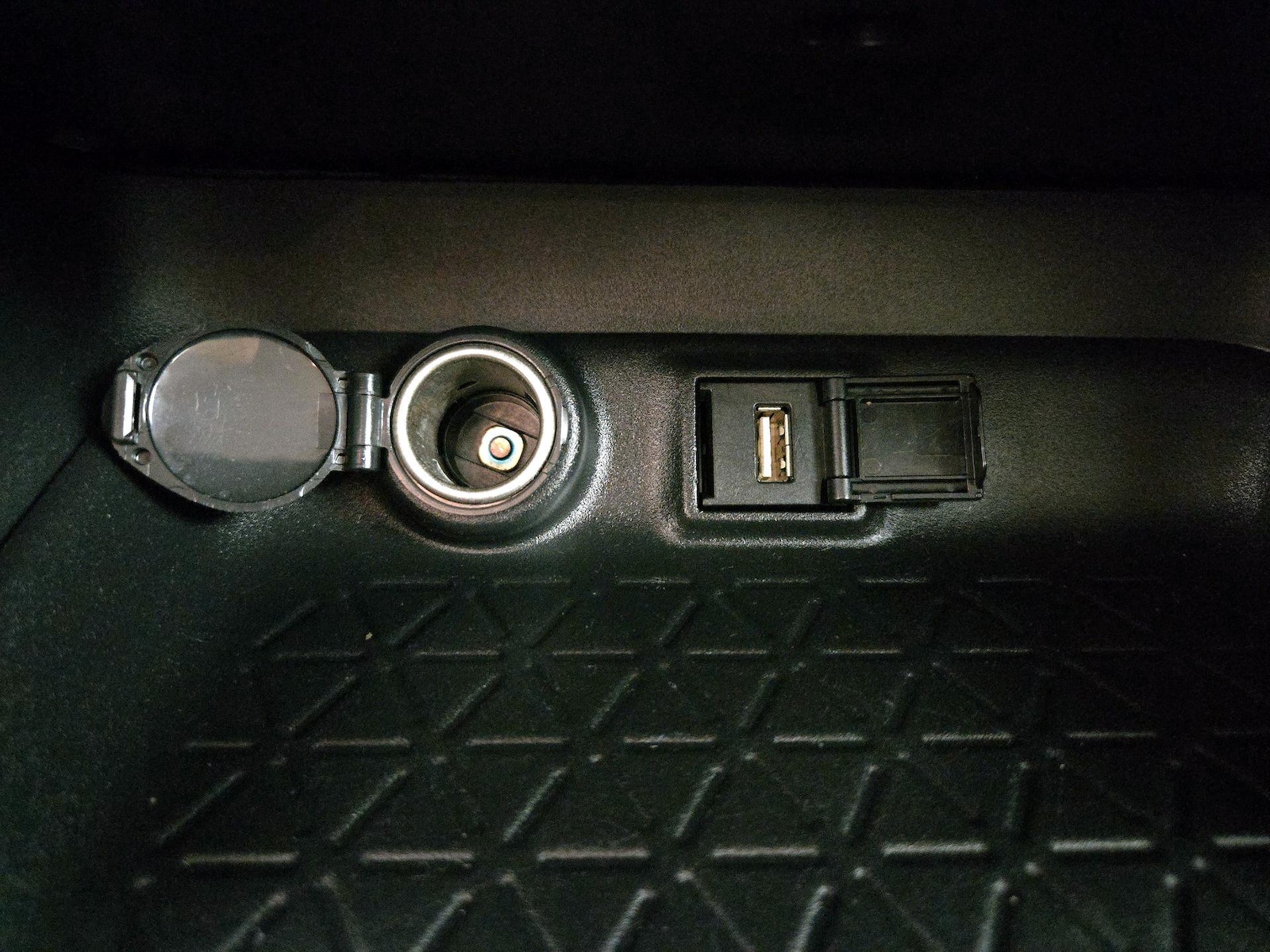 2021 Toyota RAV4 XLE - Photo 19