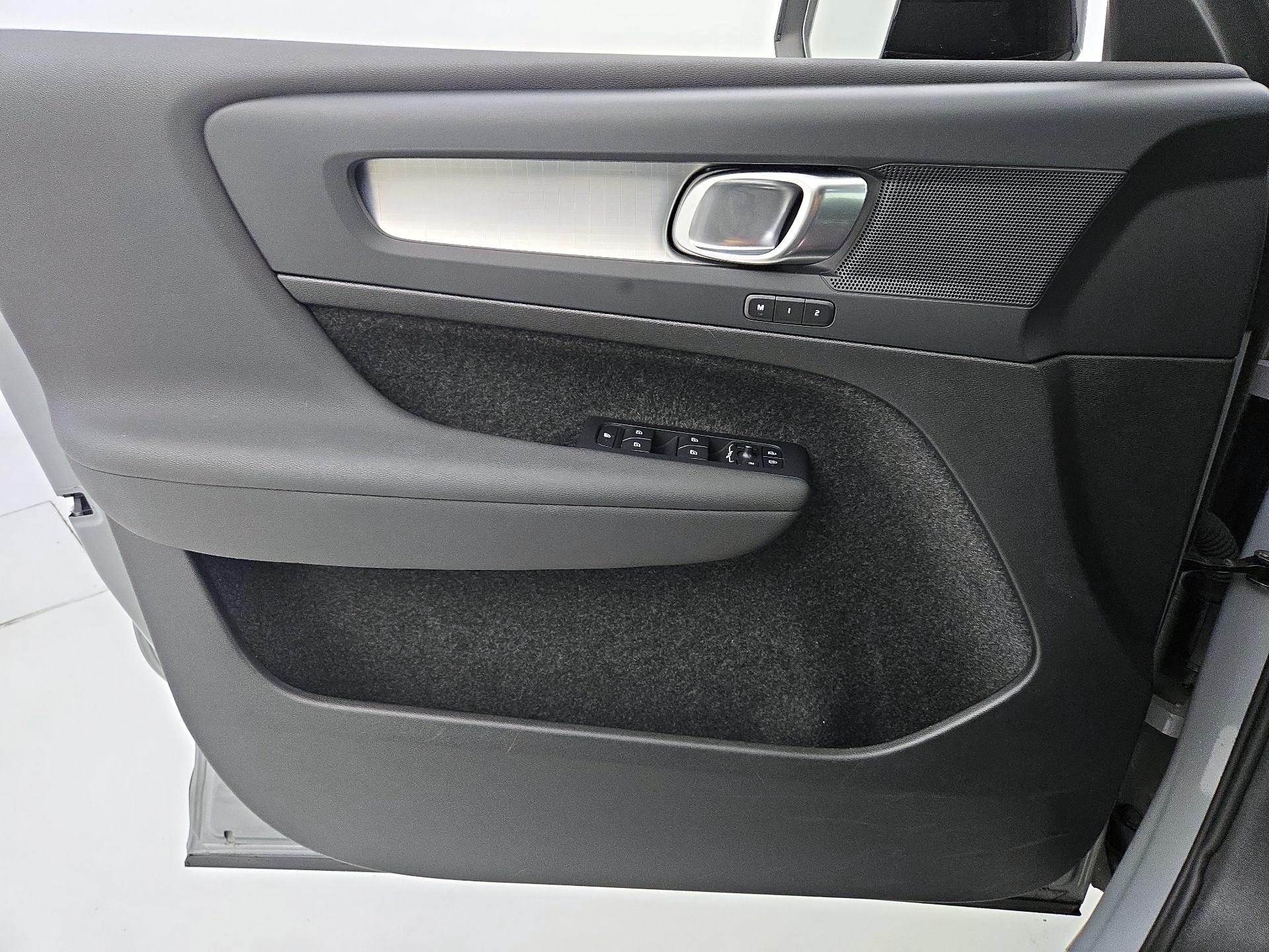 Thumbnail: 2024 Volvo XC40 - 12