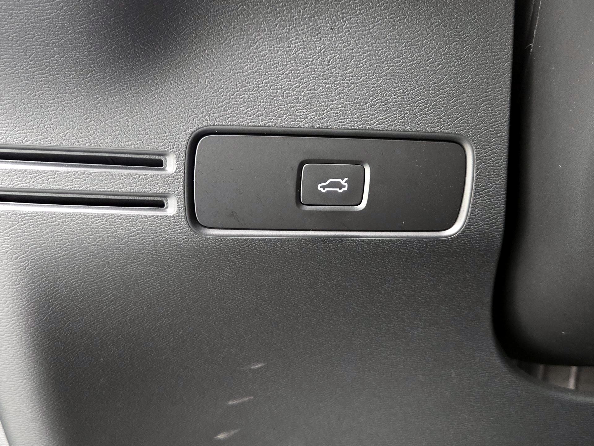 Thumbnail: 2024 Volvo XC40 - 13