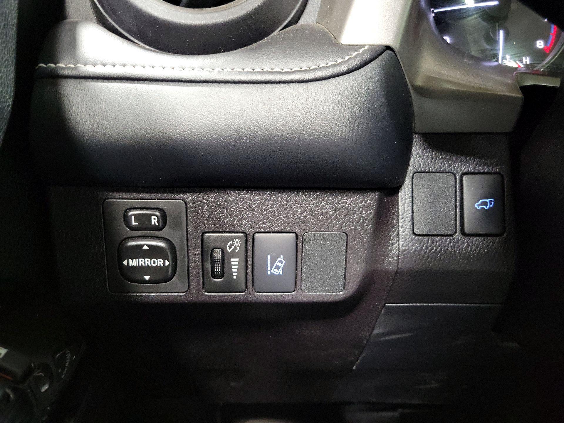 Thumbnail: 2018 Toyota RAV4 - 13