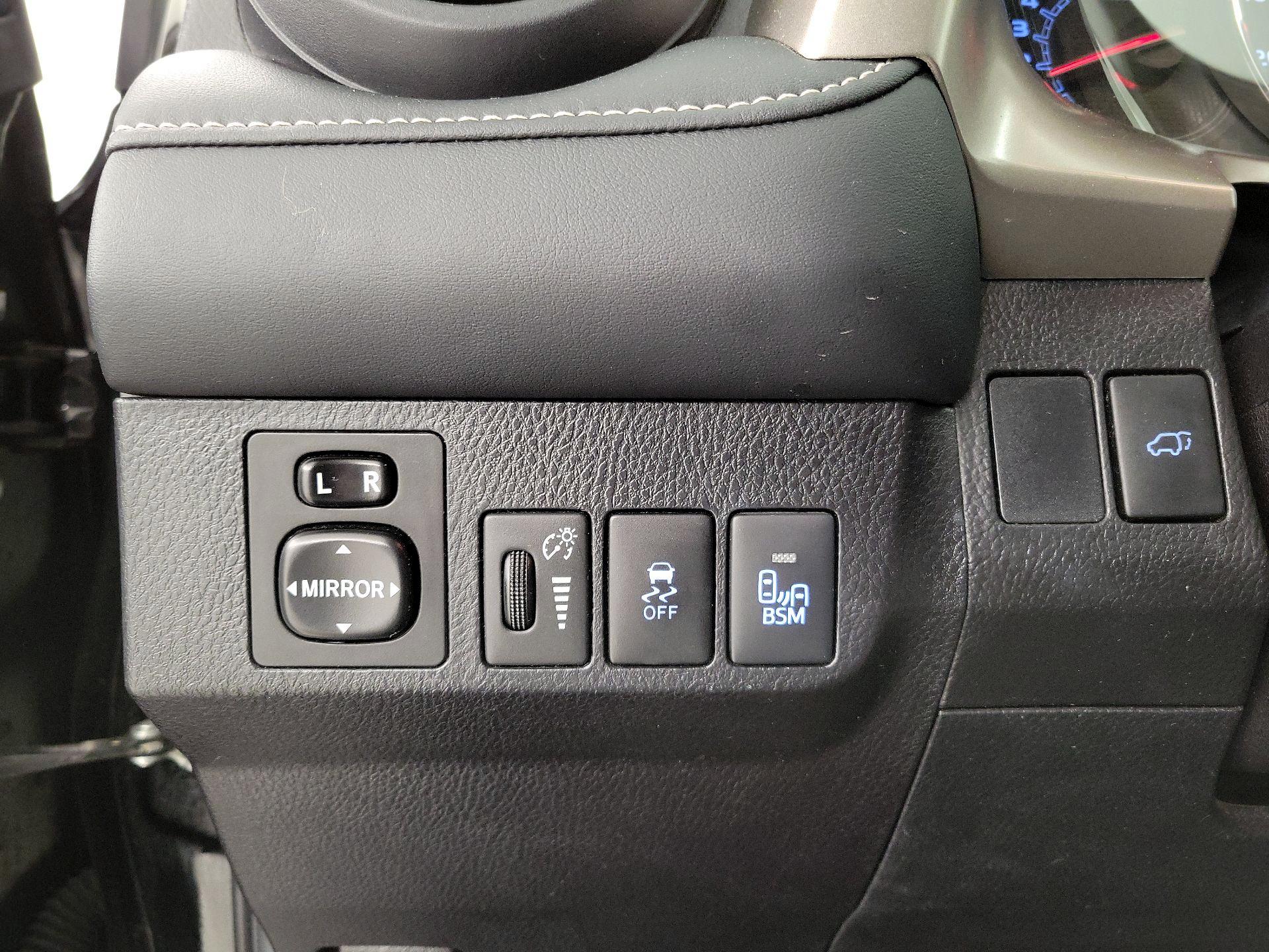 Thumbnail: 2015 Toyota RAV4 - 13