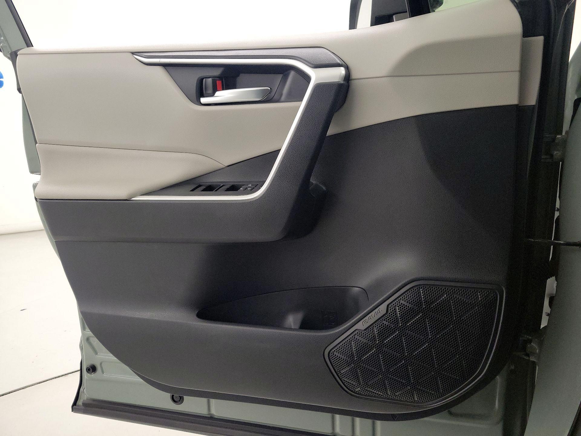 Thumbnail: 2019 Toyota RAV4 - 12