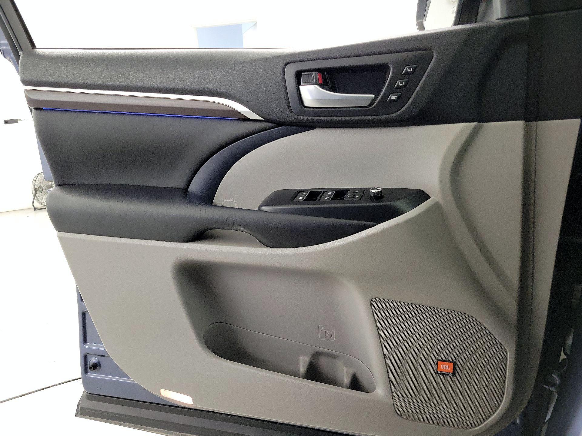 Thumbnail: 2016 Toyota Highlander - 12