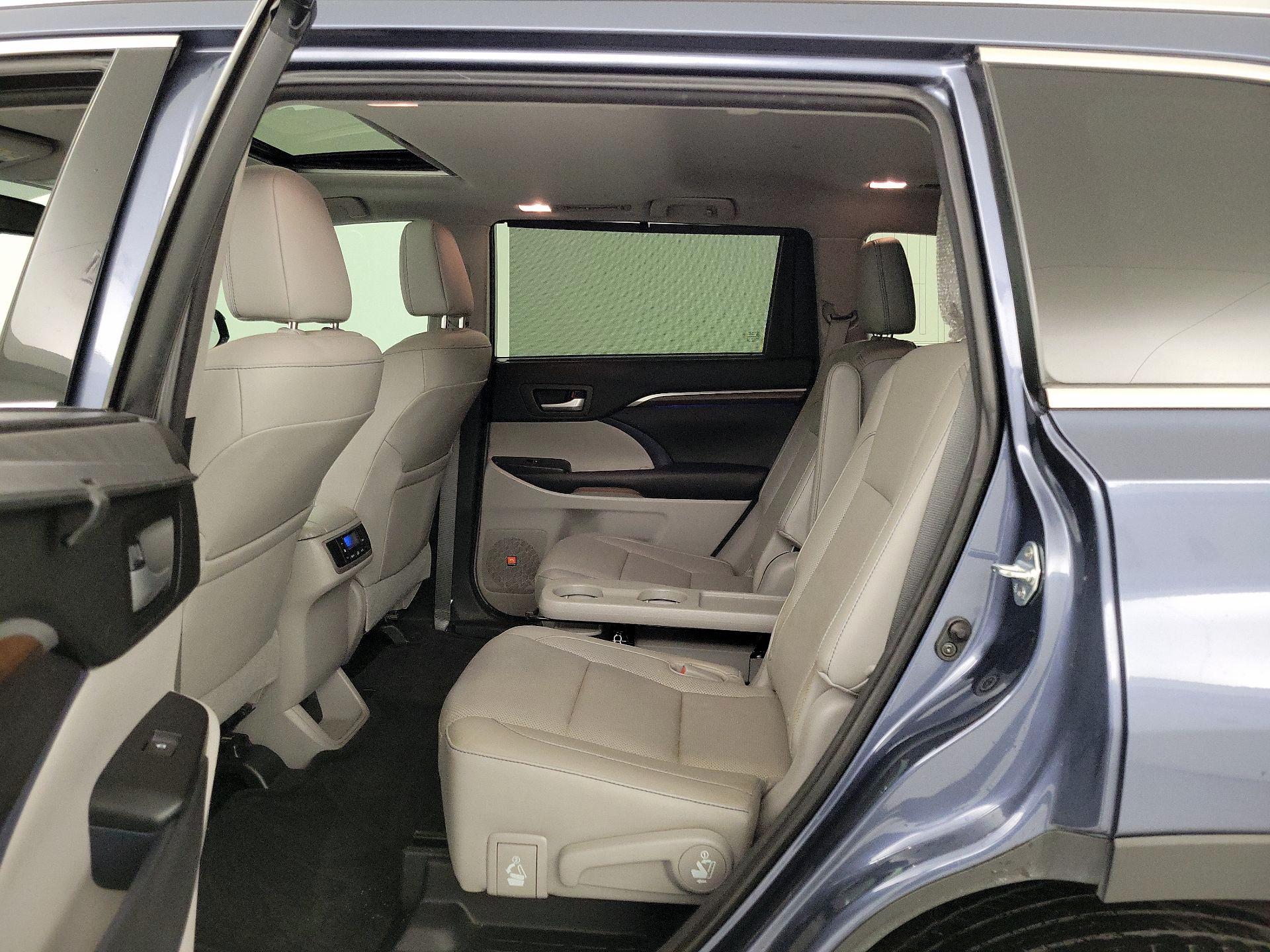 Thumbnail: 2016 Toyota Highlander - 19