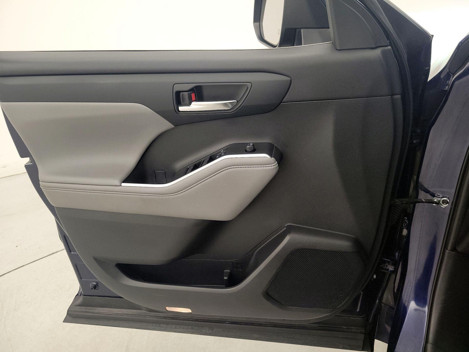 Thumbnail: 2021 Toyota Highlander - 12