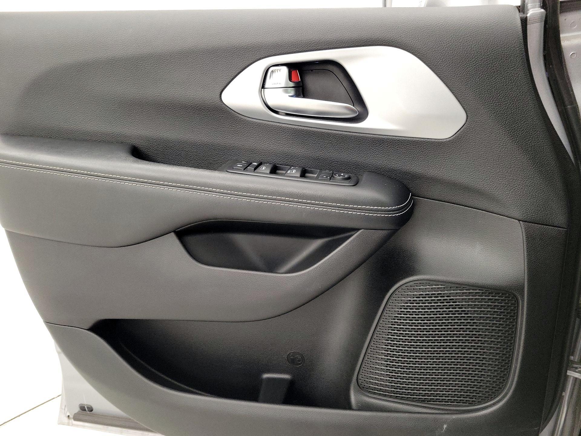 Thumbnail: 2019 Chrysler Pacifica - 12