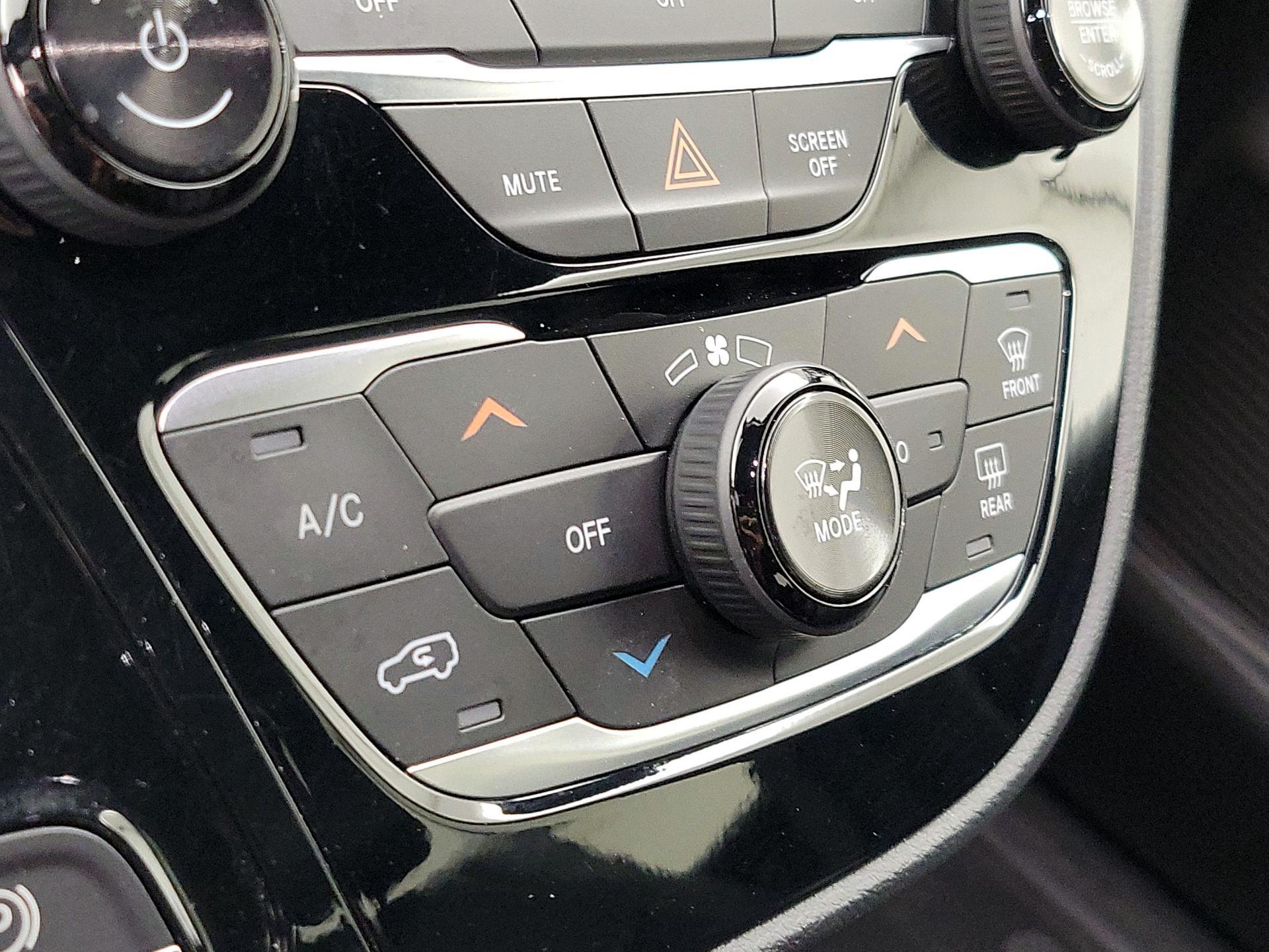 Thumbnail: 2019 Chrysler Pacifica - 16