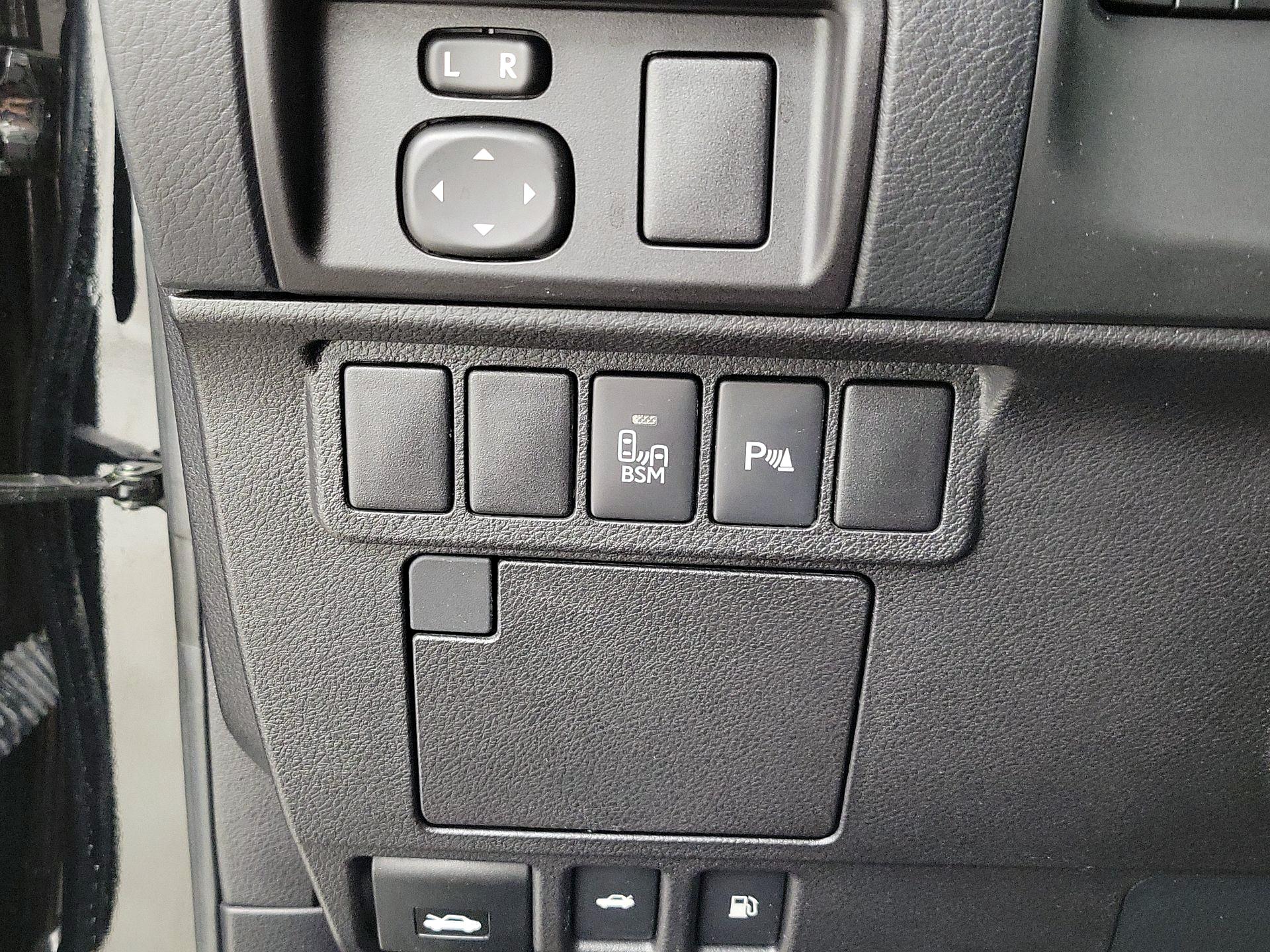 Thumbnail: 2015 Lexus ES - 13