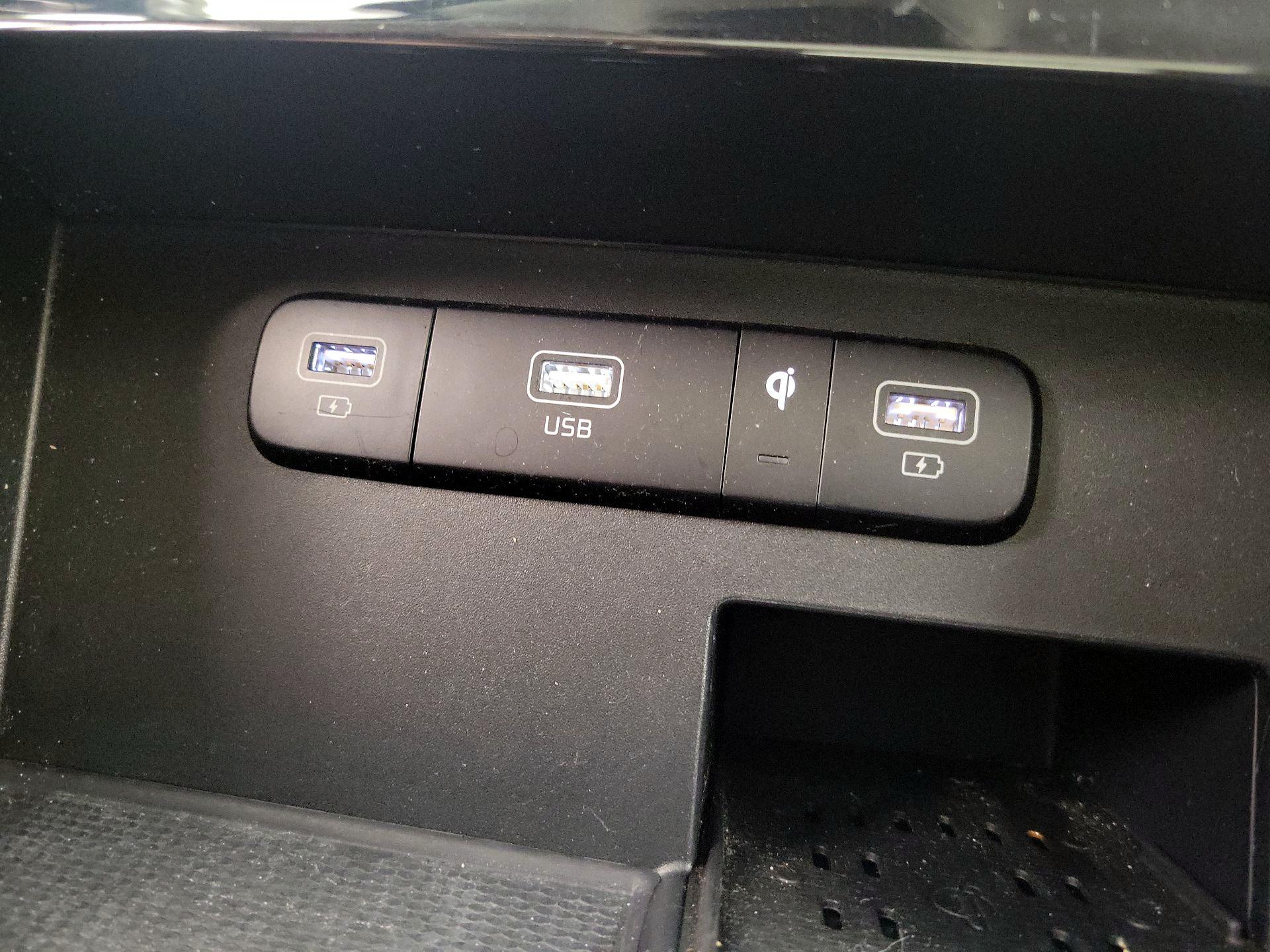 Thumbnail: 2023 Kia Carnival - 19