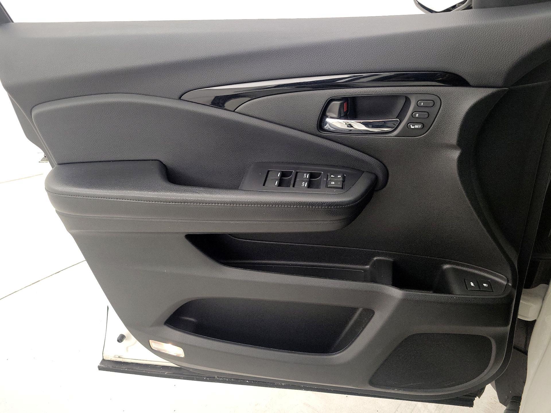 Thumbnail: 2019 Honda Pilot - 12