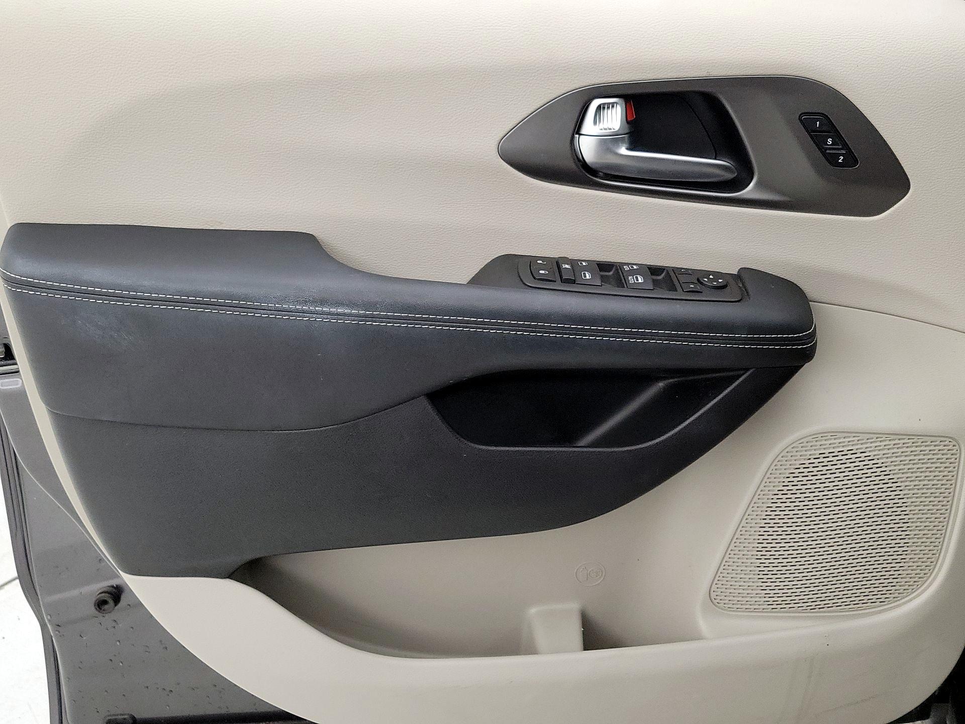 Thumbnail: 2023 Chrysler Pacifica - 12