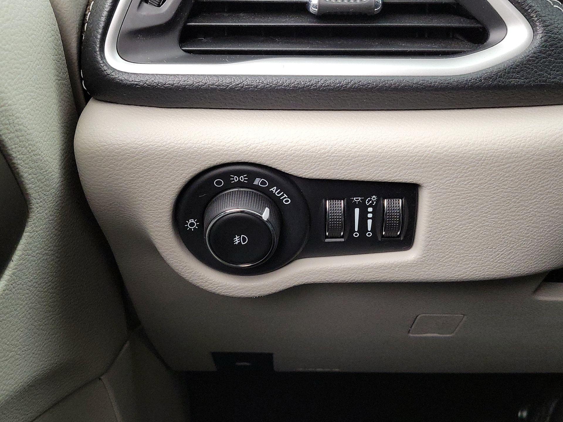 Thumbnail: 2023 Chrysler Pacifica - 13