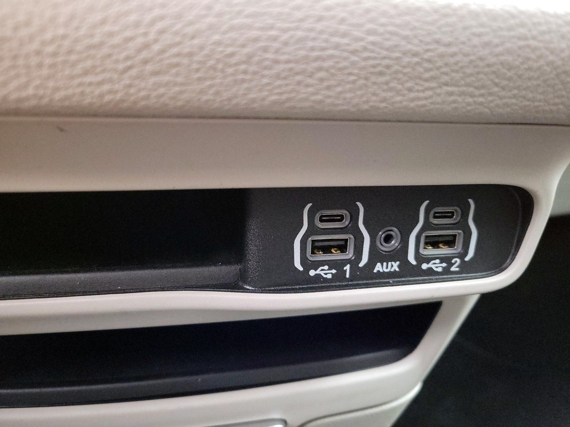 Thumbnail: 2023 Chrysler Pacifica - 18