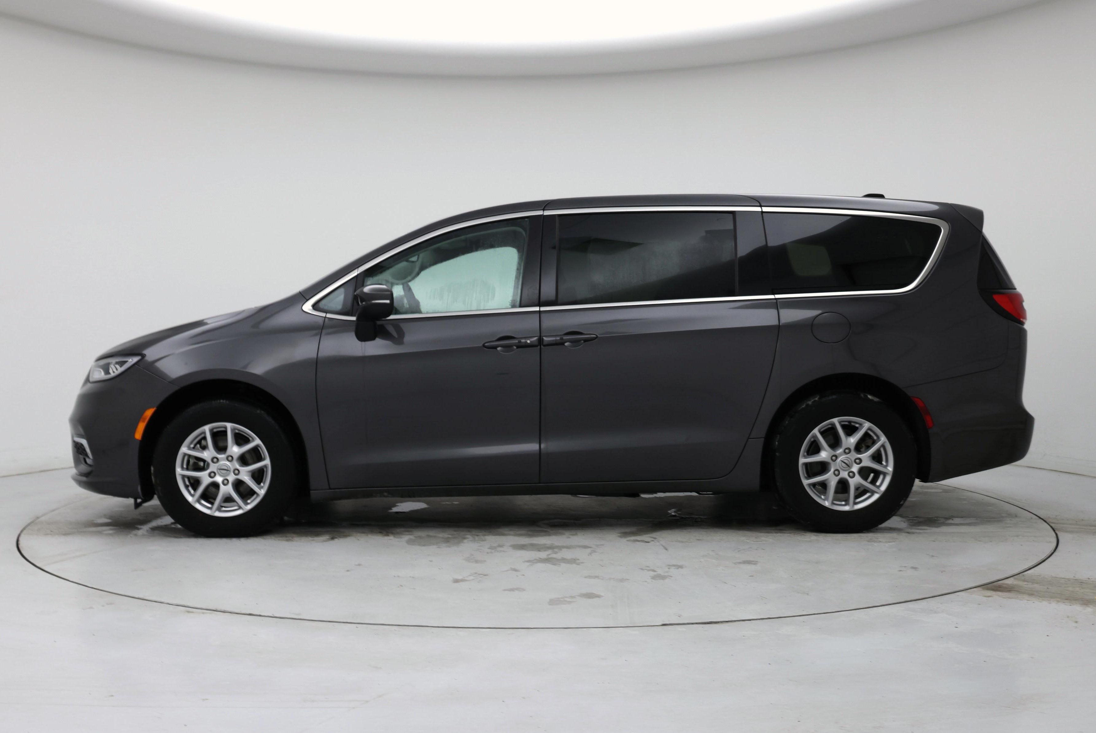 Thumbnail: 2023 Chrysler Pacifica - 3