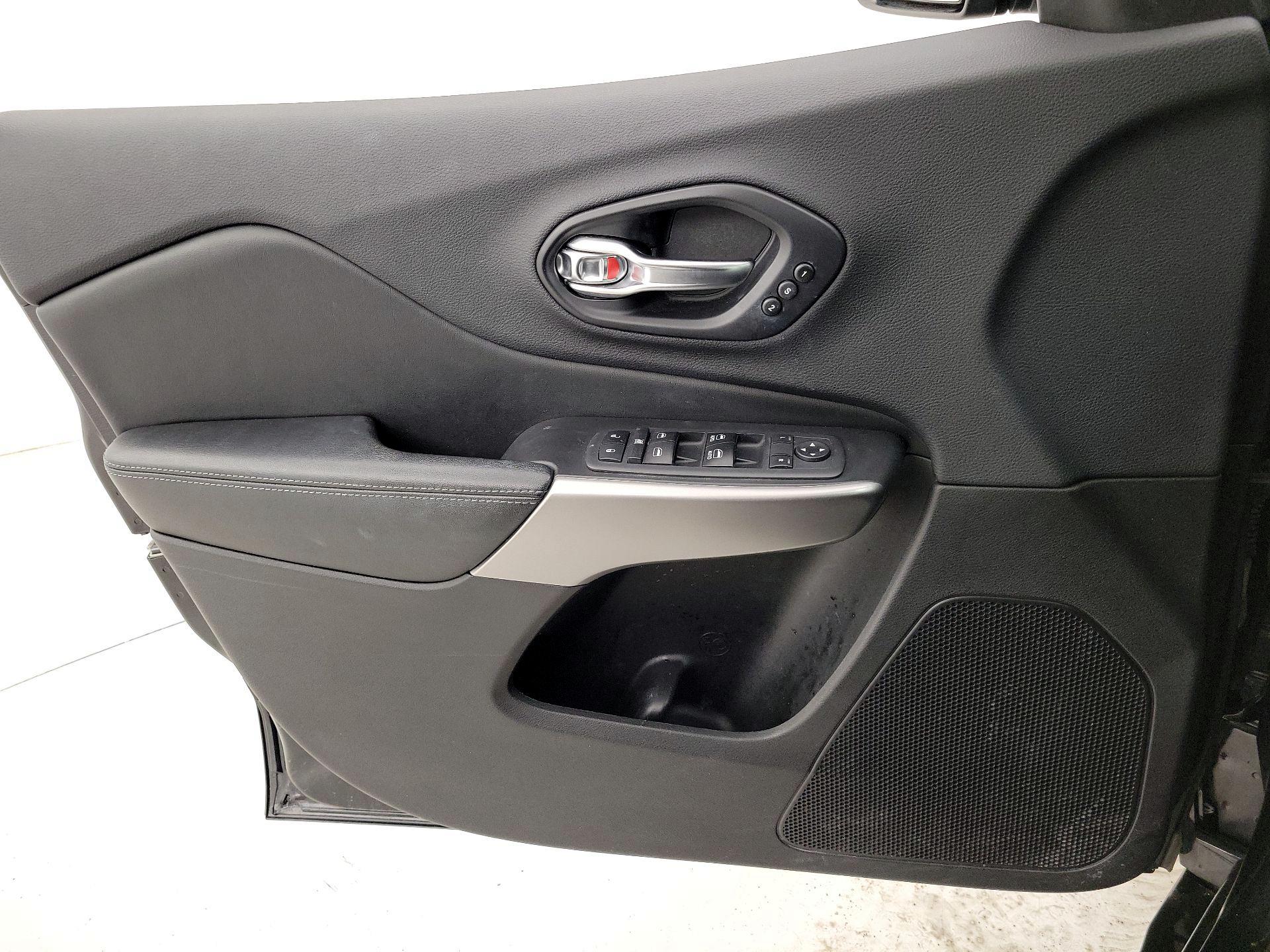 Thumbnail: 2019 Jeep Cherokee - 12