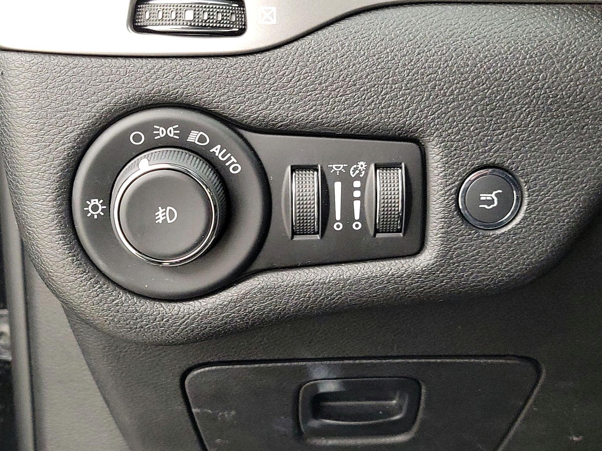 Thumbnail: 2019 Jeep Cherokee - 13