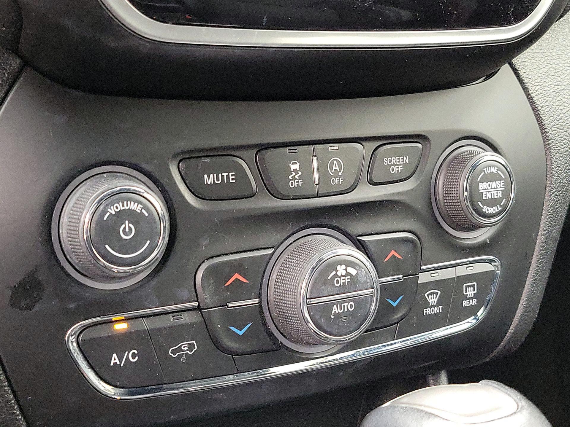 Thumbnail: 2019 Jeep Cherokee - 17