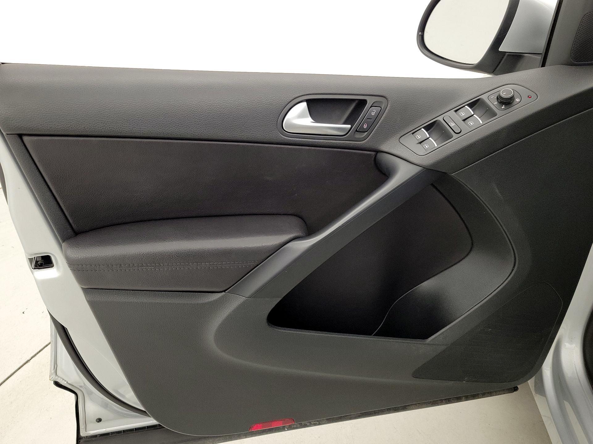 Thumbnail: 2017 Volkswagen Tiguan - 12