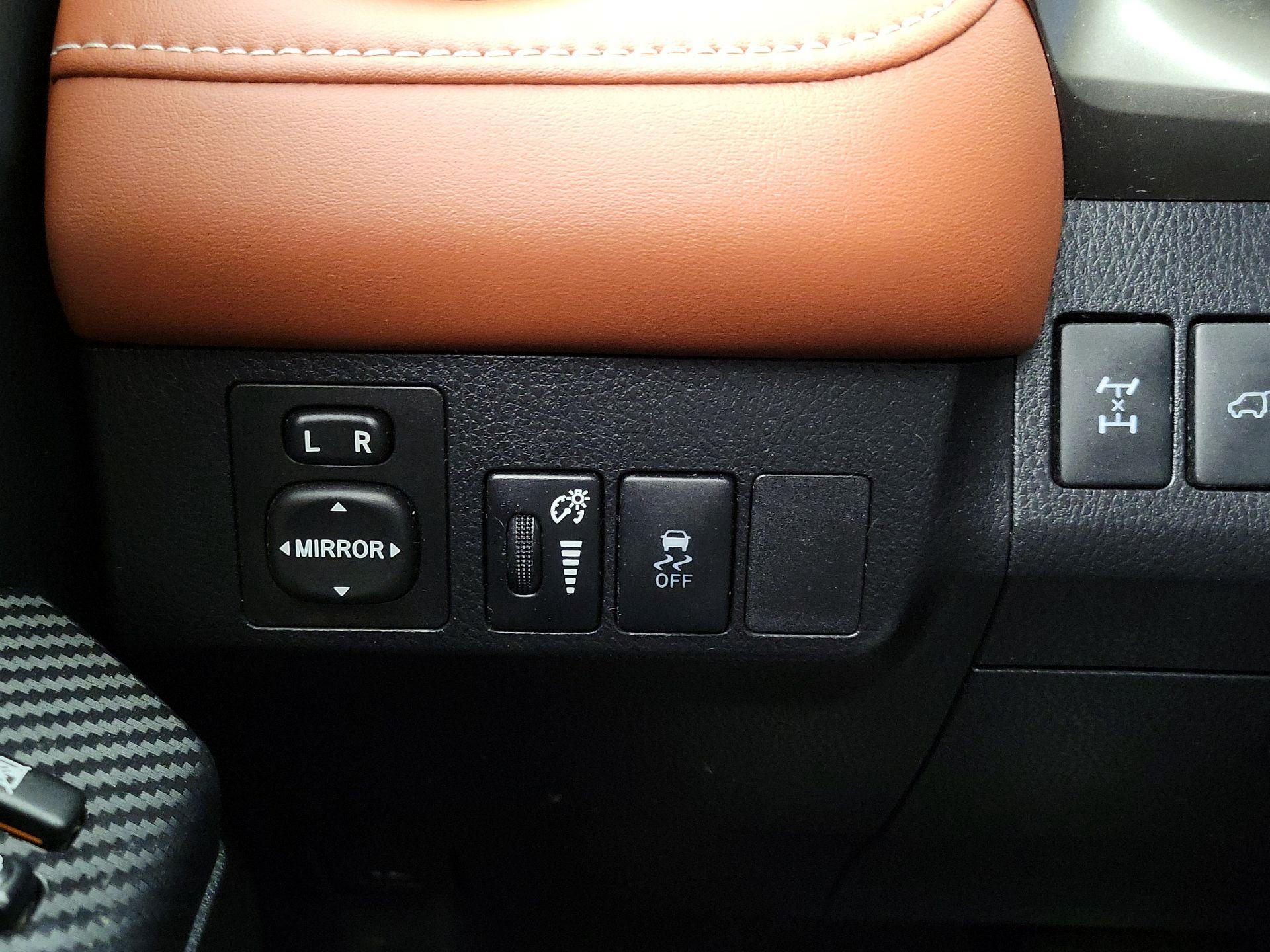 Thumbnail: 2015 Toyota RAV4 - 13